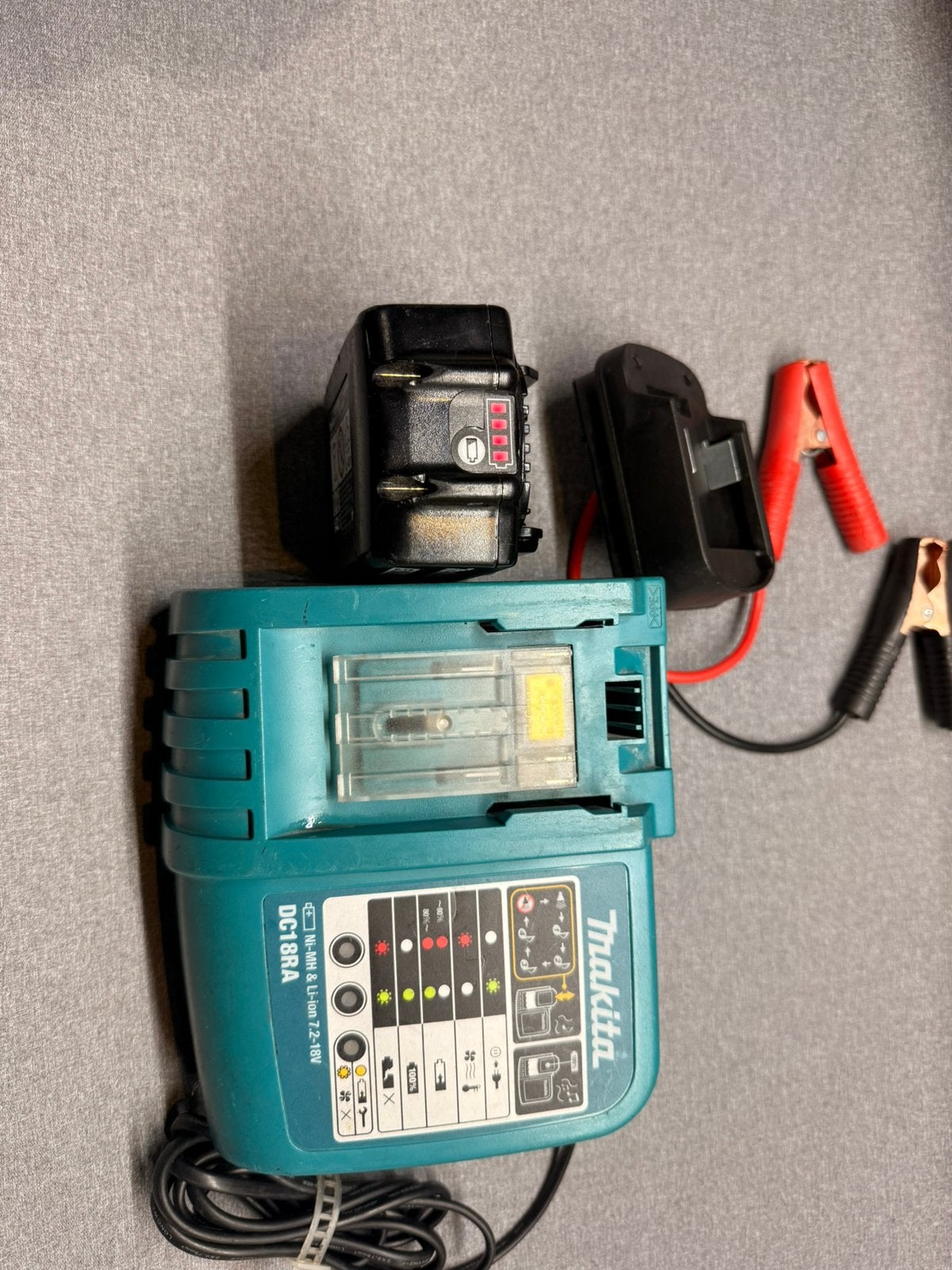 Makita acculader met accu en auto accustarter, Ophalen, Zo goed als nieuw