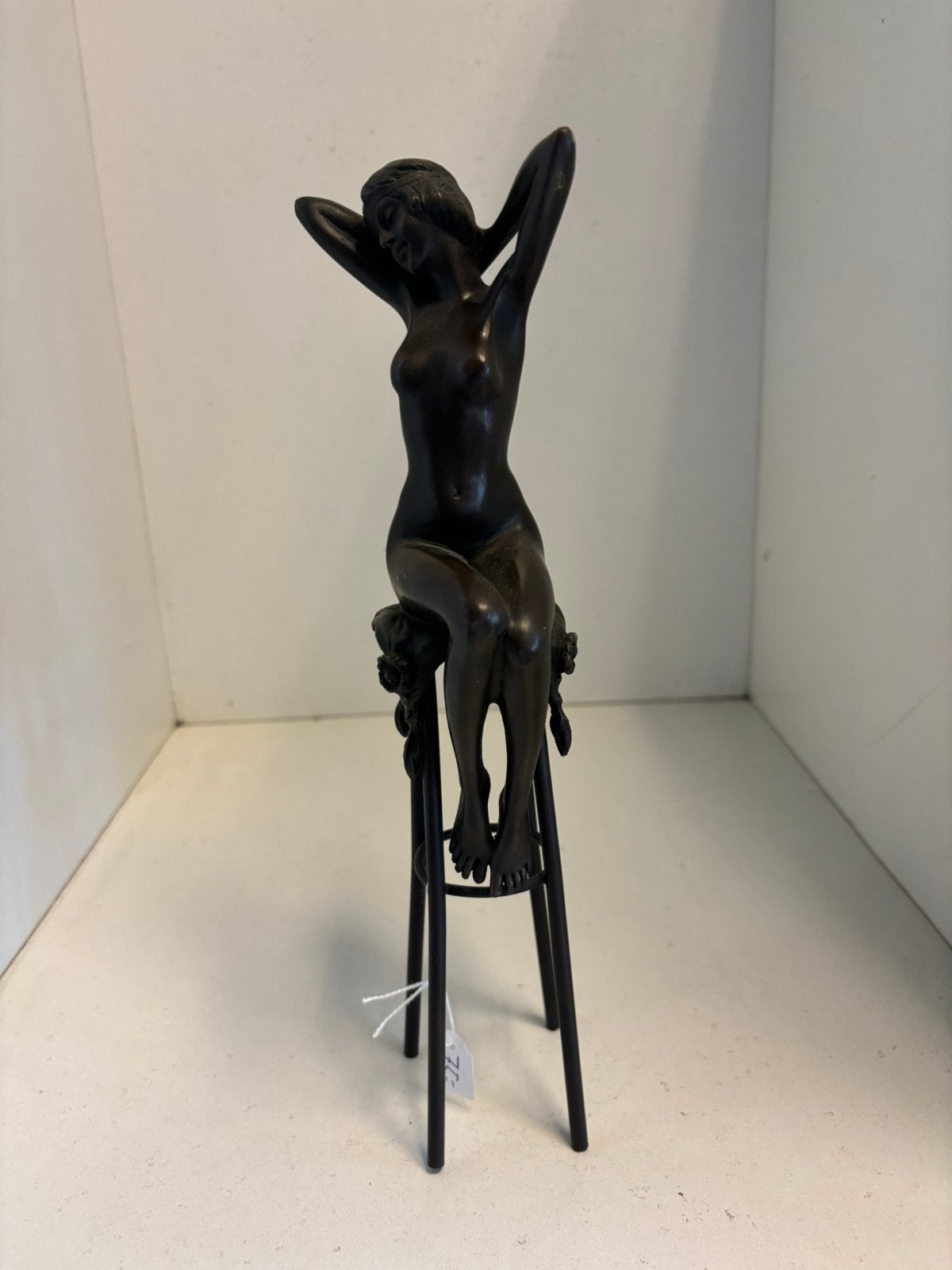 Brons beeld vrouw op kruk, Antiek en Kunst, Antiek | Koper en Brons, Ophalen of Verzenden, Brons