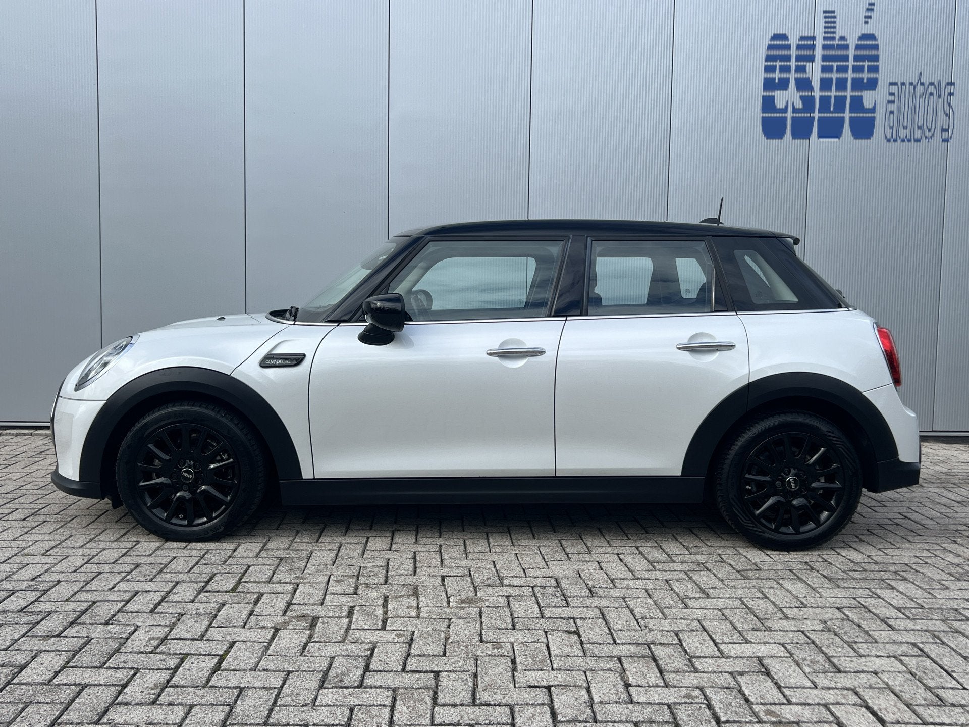 MINI 5-deurs 1.5 Cooper 136 pk Automaat Camden Edition Navig, Auto's, Dealer onderhouden, Gebruikt, Met garantie (alle), Wit