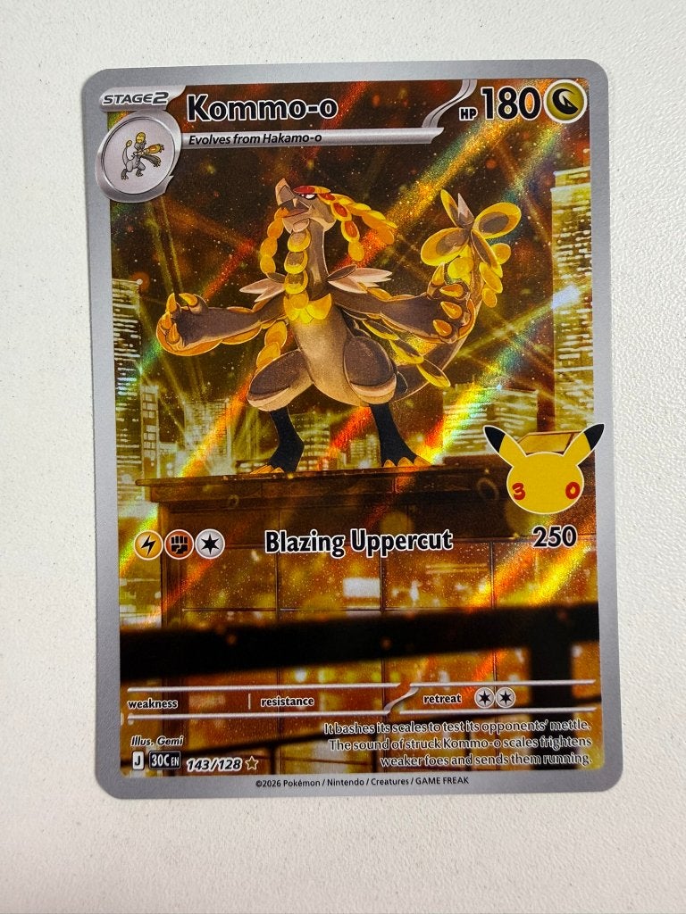 143/128 Kommo-o 30th Celebration Pokemon Kaart, Ophalen of Verzenden, Nieuw, Losse kaart
