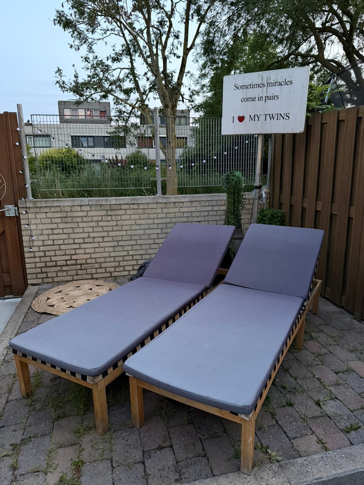 2x ligbed incl kussens zgan, Ophalen, Zo goed als nieuw, Hout