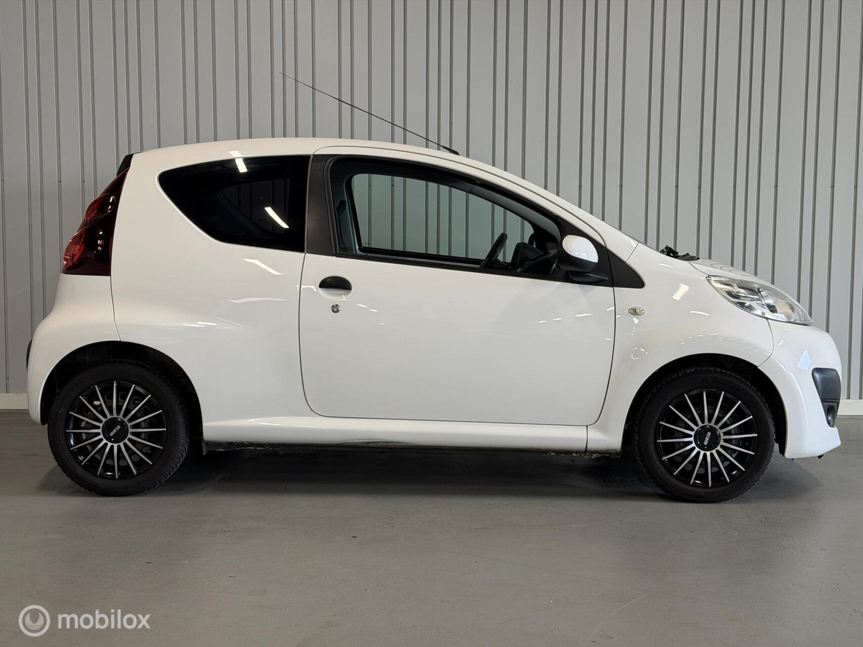 Peugeot 107 1.0 Access Accent, Voorwielaandrijving, Gebruikt, 4 stoelen, Origineel Nederlands