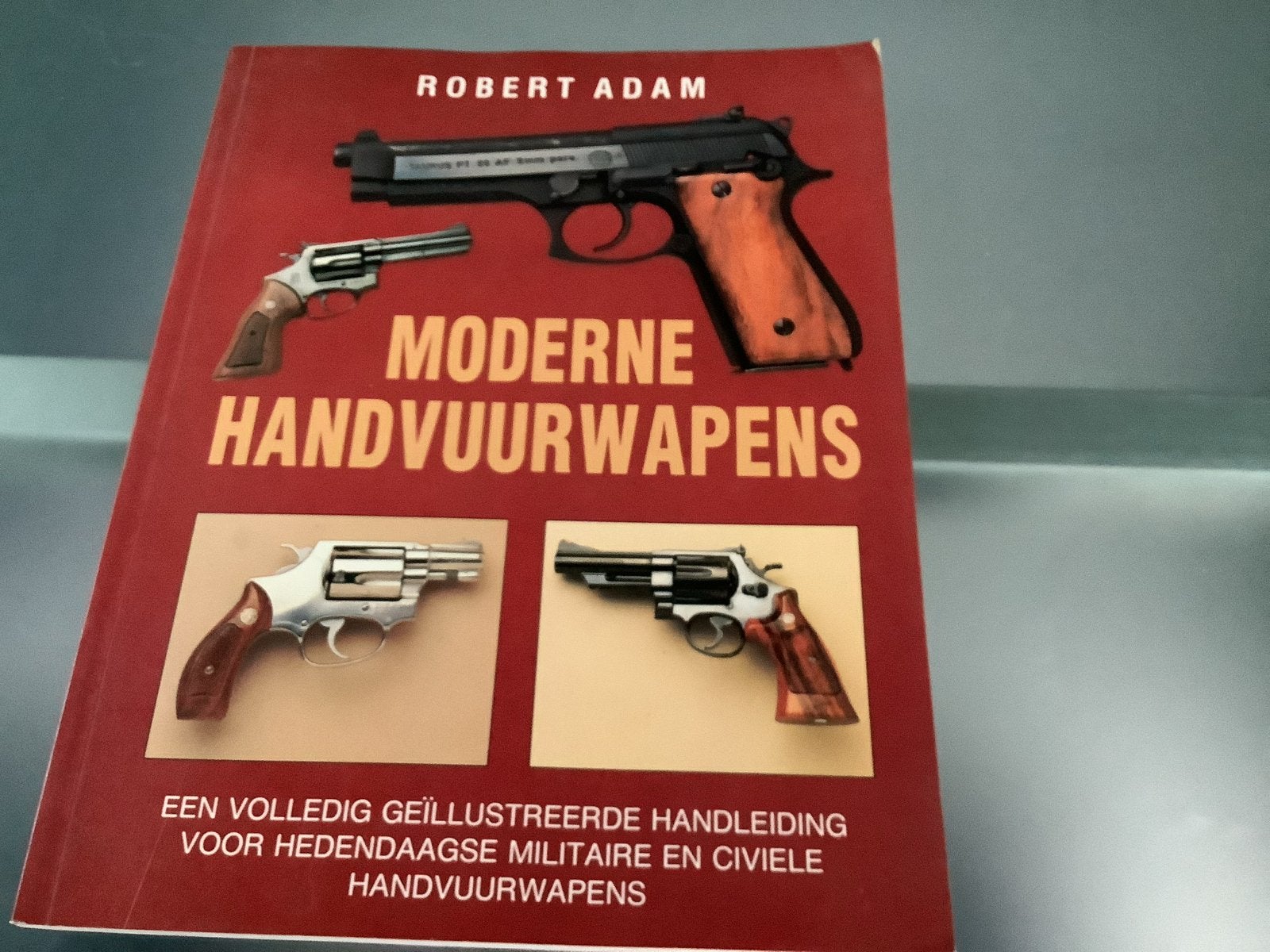 Adam - Moderne handvuurwapens mooi geïllustreerd, Boeken, Ophalen of Verzenden, Gelezen, Adam