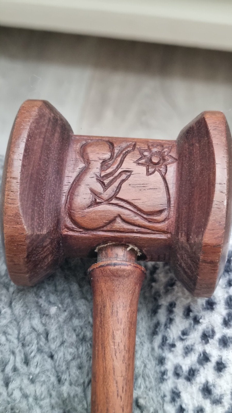 Houten veiling hamer met gesneden figuur - Handgemaakt, Antiek en Kunst, Houtsnijwerk, Minder dan 20 cm, Ophalen of Verzenden