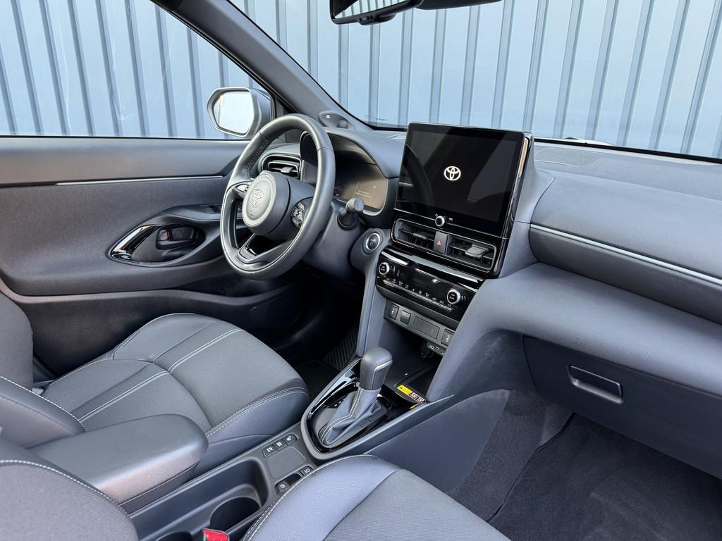 Toyota Yaris Cross 1.5 Hybrid 130 Launch Edition / Bi tone |, 12 maanden, 1195 kg, Gebruikt, Leder en Stof