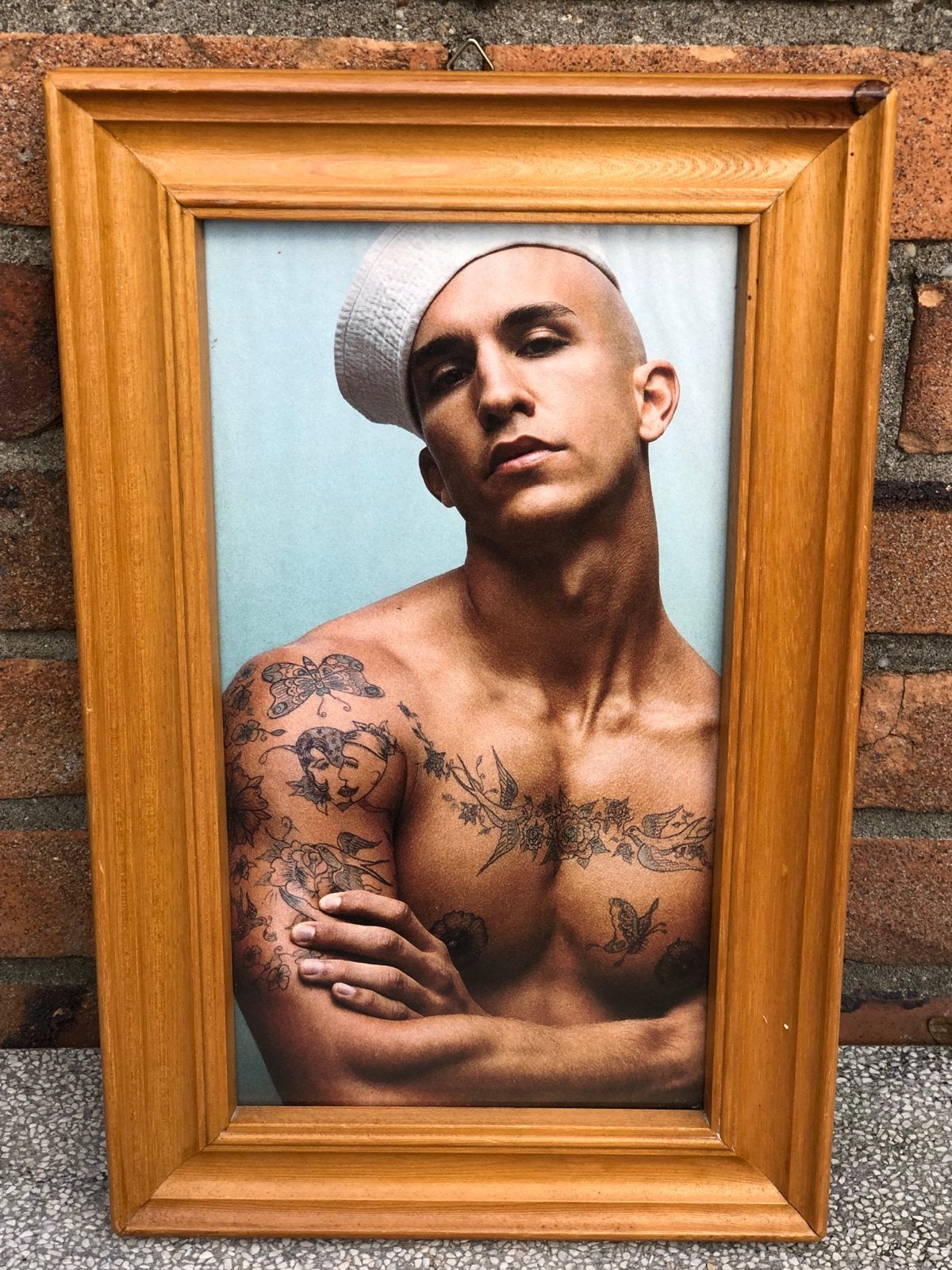Ingelijste foto van getatoeëerde man met baret, Antiek en Kunst, Kunst | Tekeningen en Foto's, Ophalen of Verzenden, Foto, Fotografie
