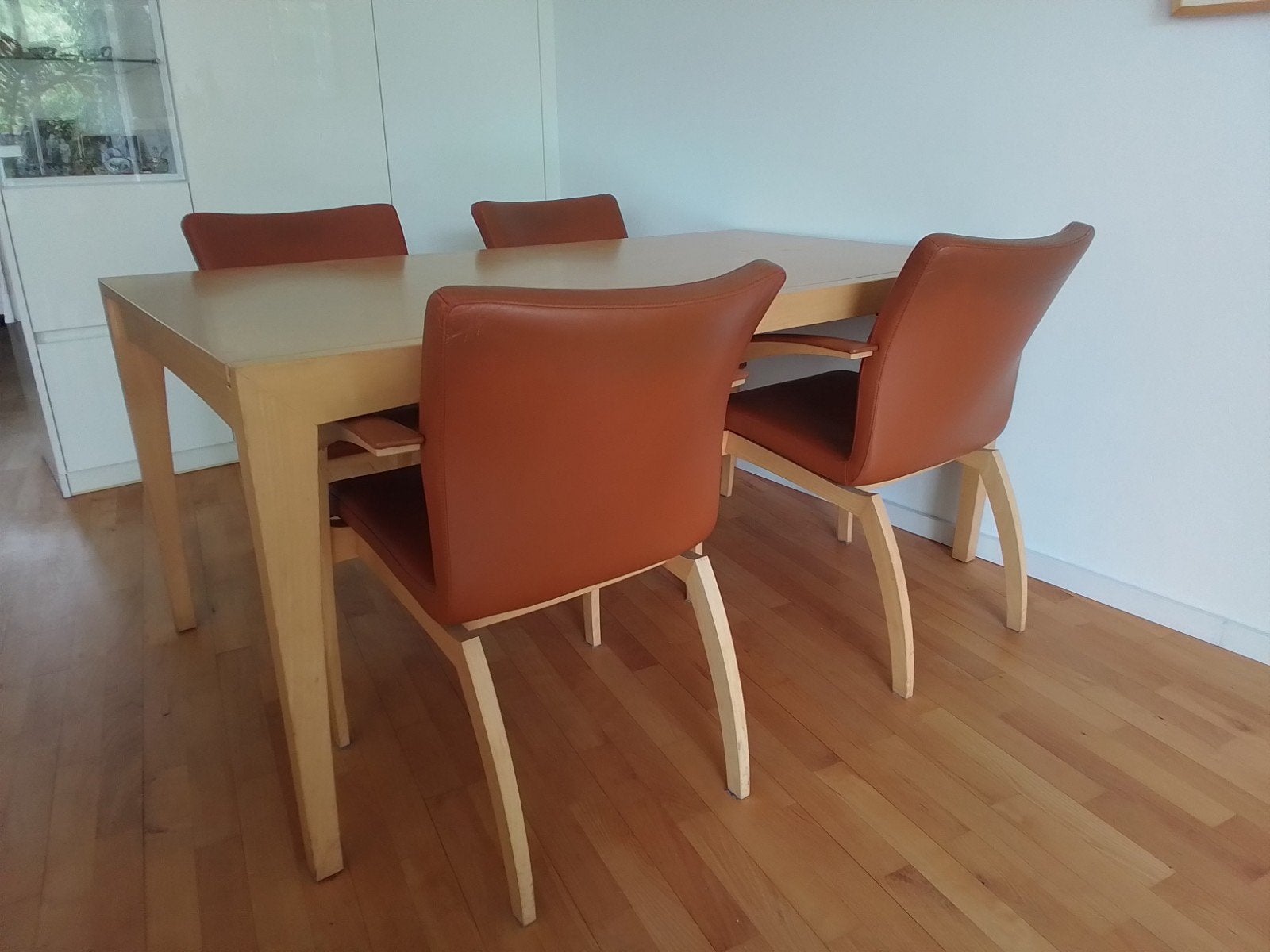 Leolux uitschuifbare eettafel met 4 leren Leolux stoelen, Ophalen of Verzenden, Gebruikt, 4 tot 6 stoelen