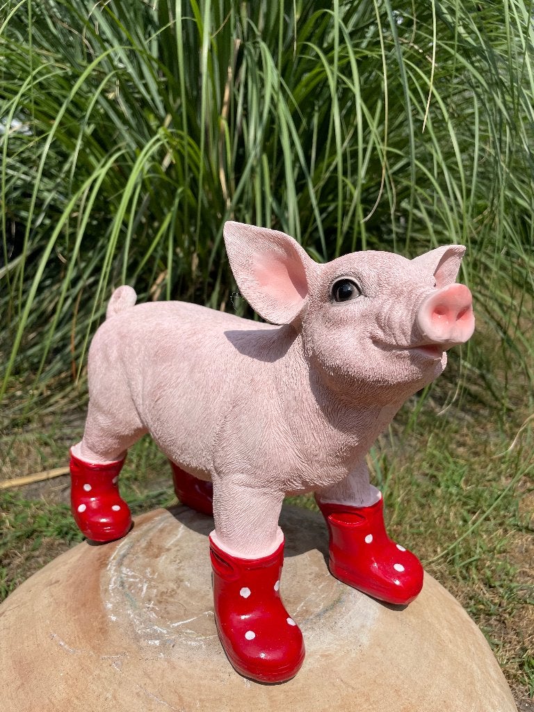 Varken laarsjes staand, Rood, boerderij, tuin, 35cm, Ophalen of Verzenden, Nieuw, Kunststof, Dierenbeeld