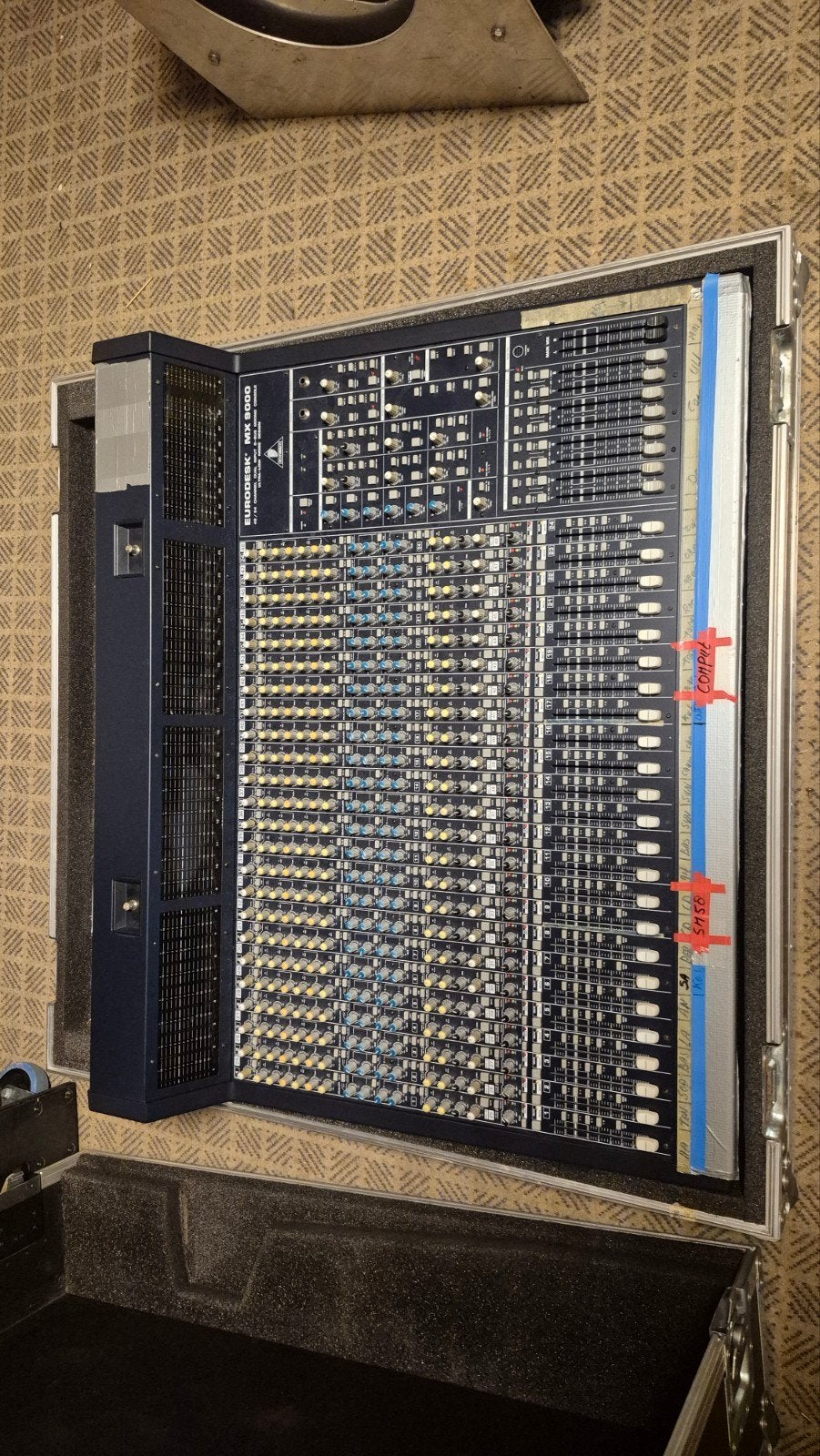 Behringer Eurodesk MX9000 Mengpaneel met Flightcase, Ophalen, Gebruikt, 20 kanalen of meer, Microfooningang