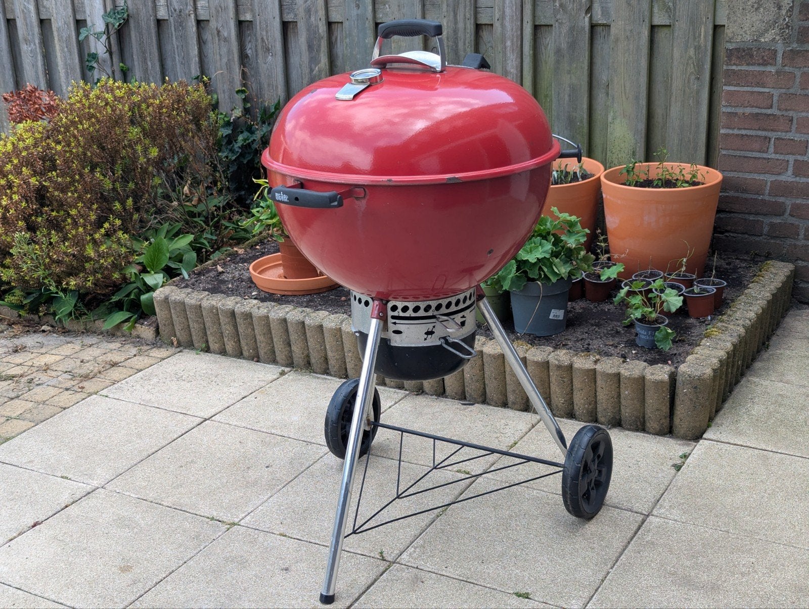 Weber Kettle Limited Edition Rood met Gebruikssporen, Ophalen, Gebruikt, Weber