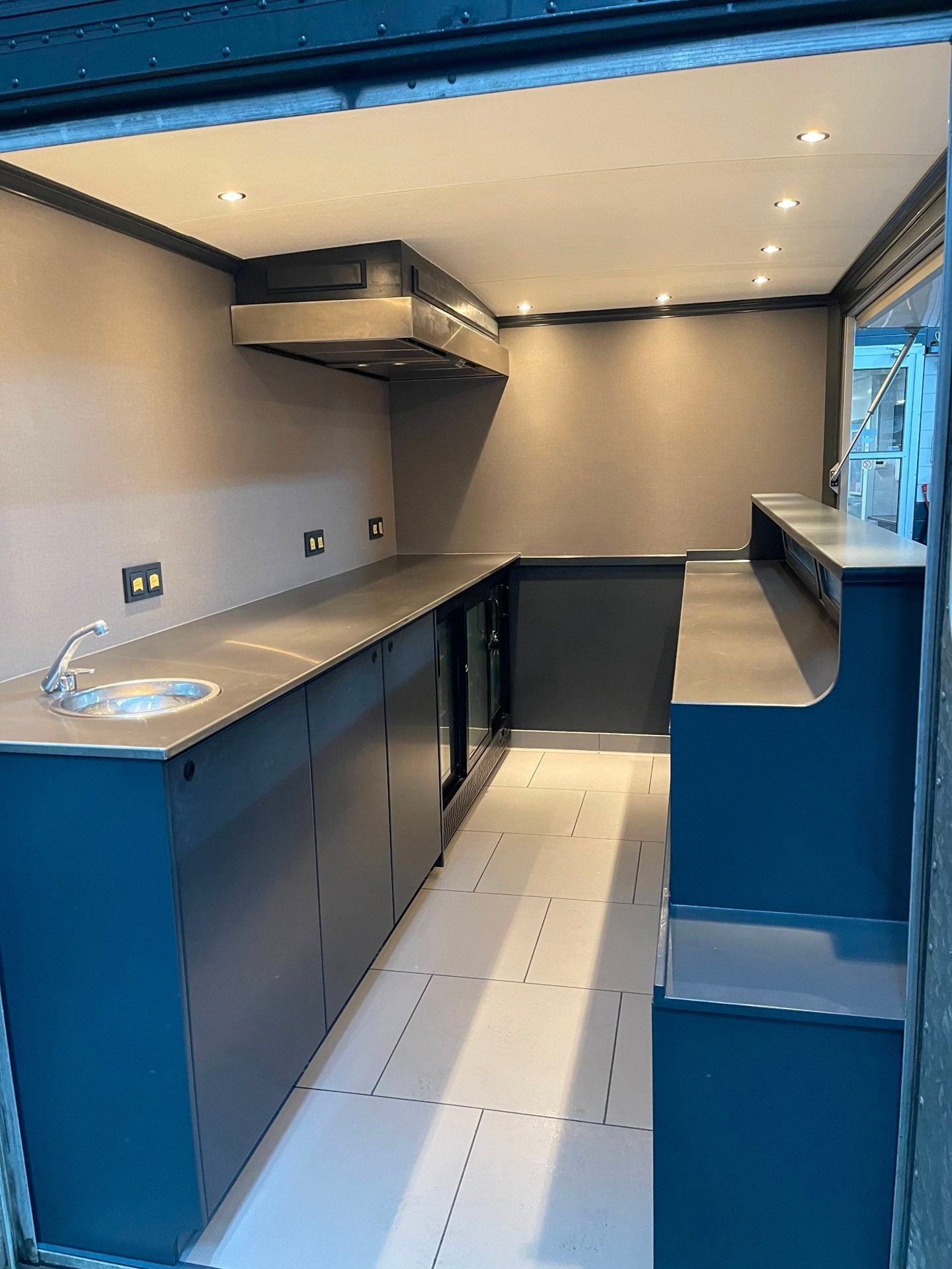 Peugeot J7 FOODTRUCK Volledig gerestaureerd/gereviseerd Benz, Auto's, Bestelauto's, Achterwielaandrijving, Gebruikt, 4 cilinders