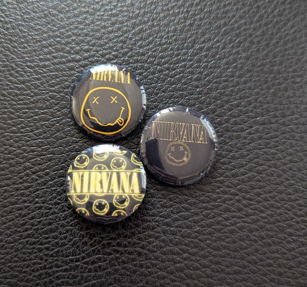 Nirvana Smiley - 25 mm button - zwart/geel, Ophalen of Verzenden