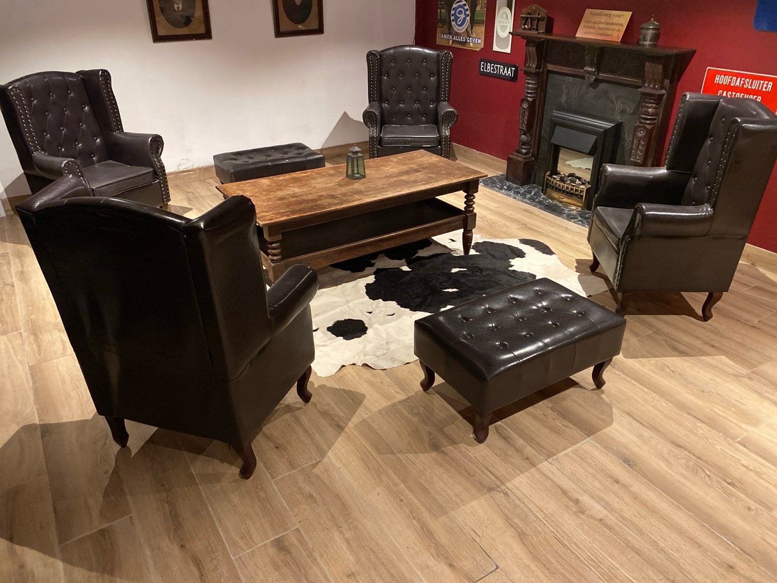 4 chesterfield look stoelen en 2 hokkers, Huis en Inrichting, Stoelen, Ophalen, Overige materialen, Gebruikt, Bruin