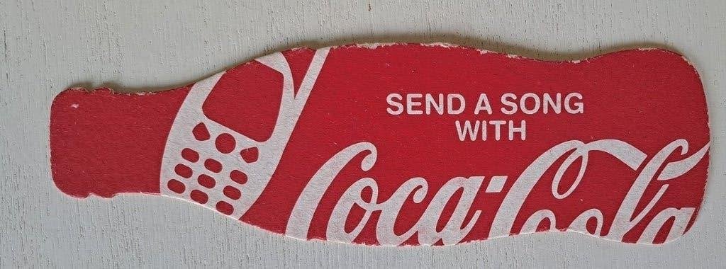 Coca-Cola Onderzetter/viltje in de vorm van een fles, Ophalen of Verzenden, Gebruikt, Reclamebord