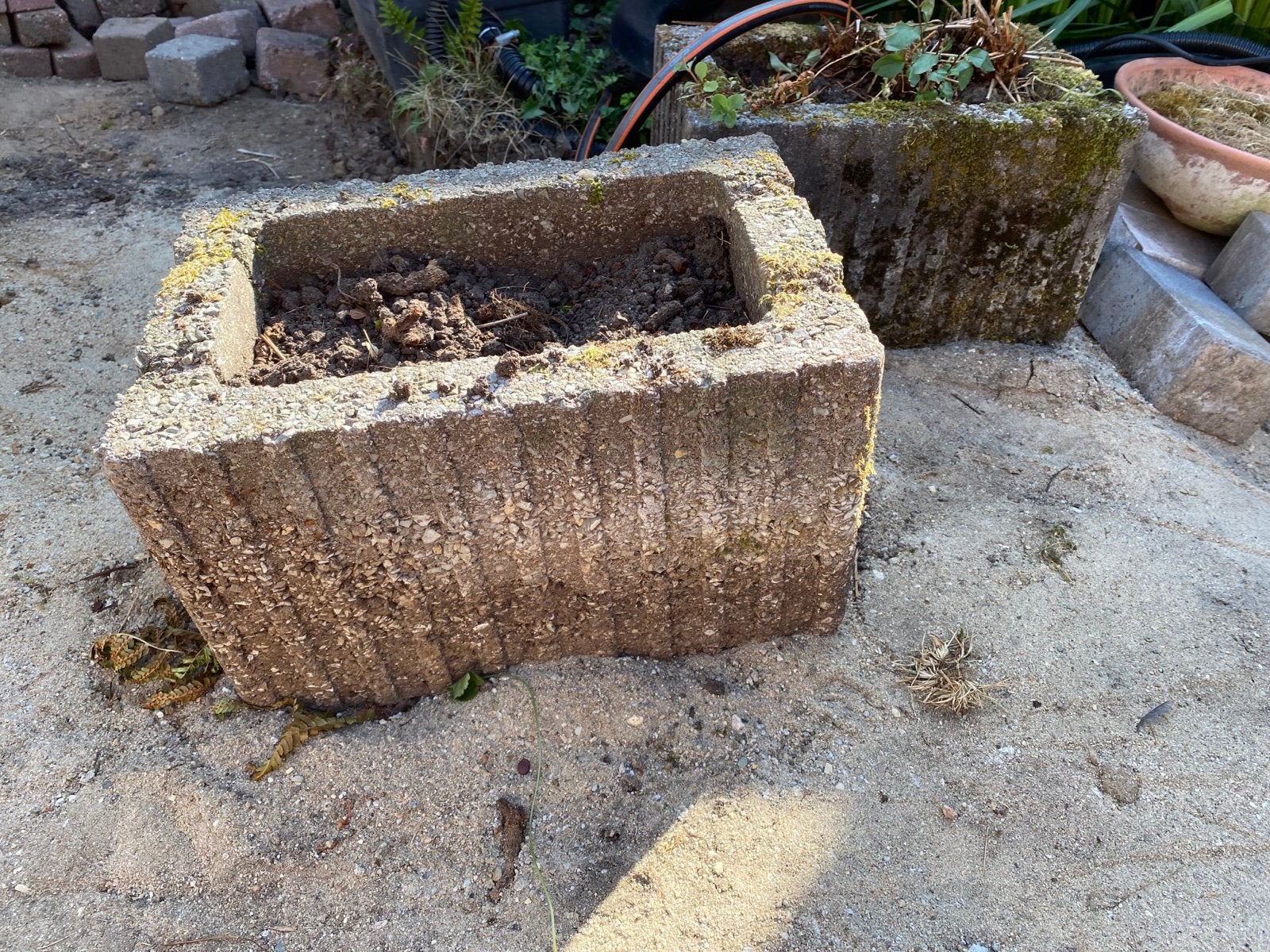 Gratis af te halen: Betonnen bloembakken (40x25x23 cm), Tuin en Terras, Bloembakken en Plantenbakken, Ophalen, Gebruikt, Minder dan 30 cm