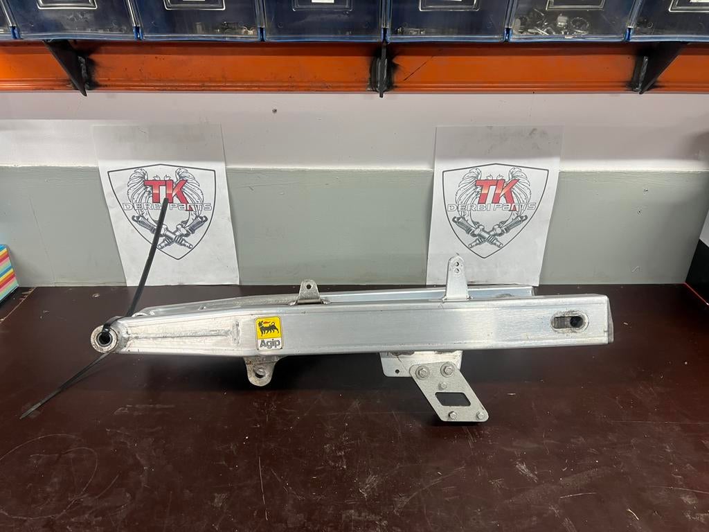 Derbi drd pro link achterbrug incl spanners, Fietsen en Brommers, Brommeronderdelen | Algemeen, Gebruikt, Frame, Ophalen of Verzenden