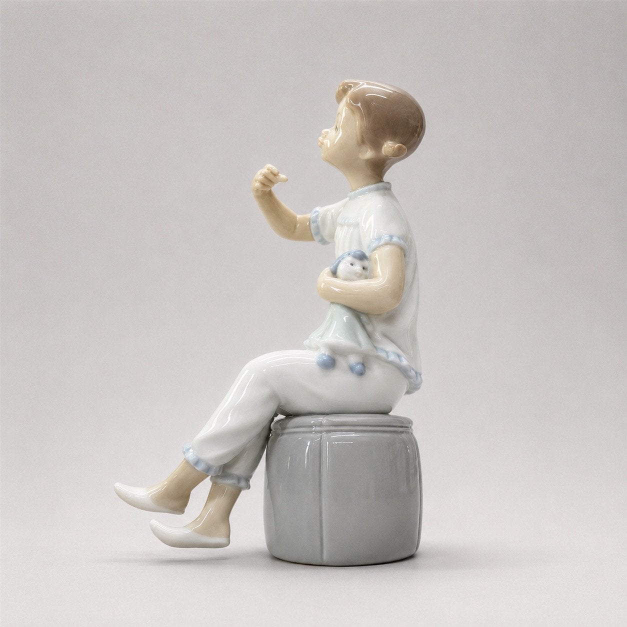 Lladró “Girl with Doll” – Model 1083 – Vicente Martínez, Ophalen of Verzenden, Zo goed als nieuw, Mens