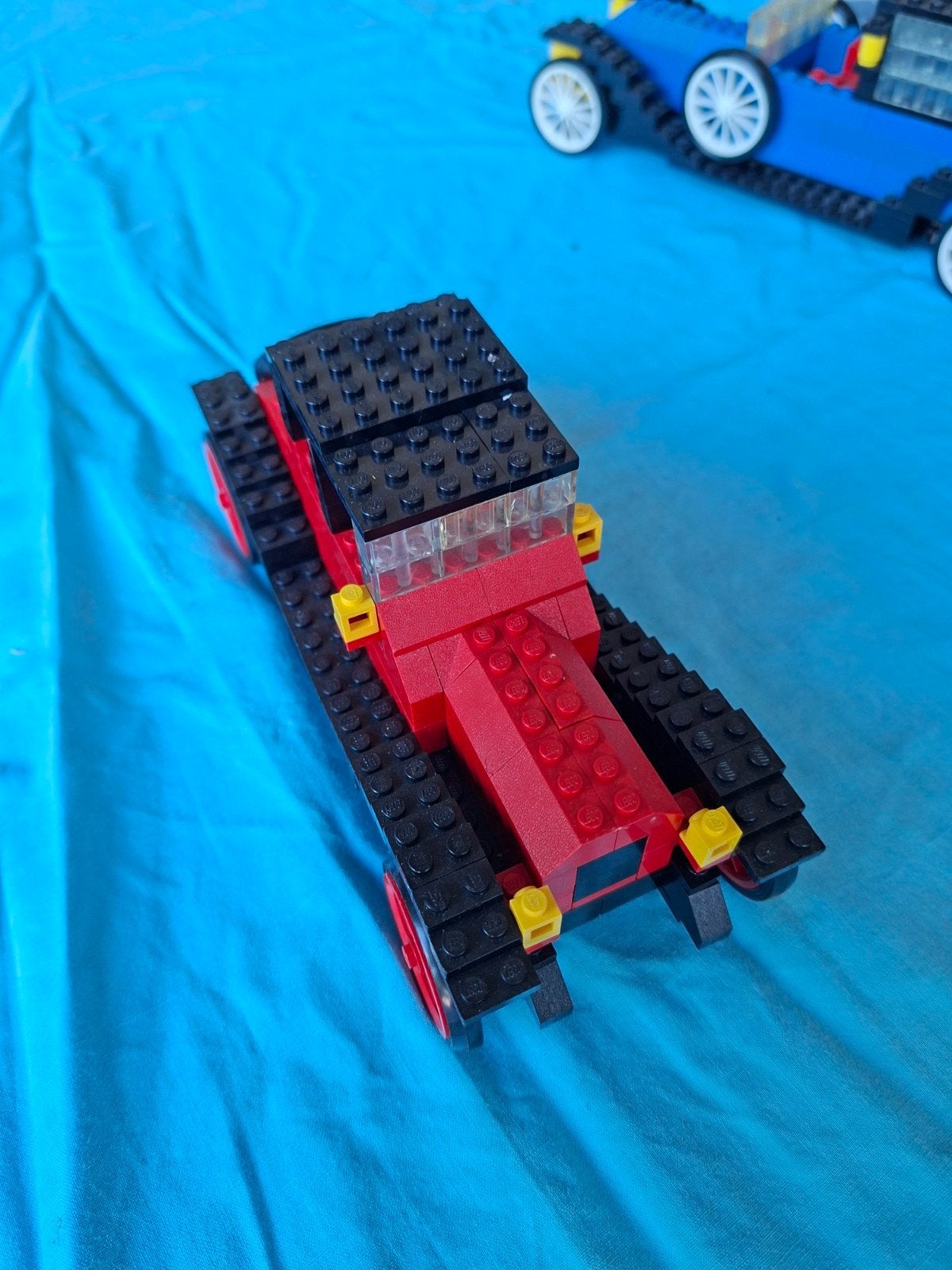 Vintage LEGO auto rood met zwarte rupsbanden, Kinderen en Baby's, Speelgoed | Duplo en Lego, Gebruikt, MOC (eigen creatie), Overige thema's