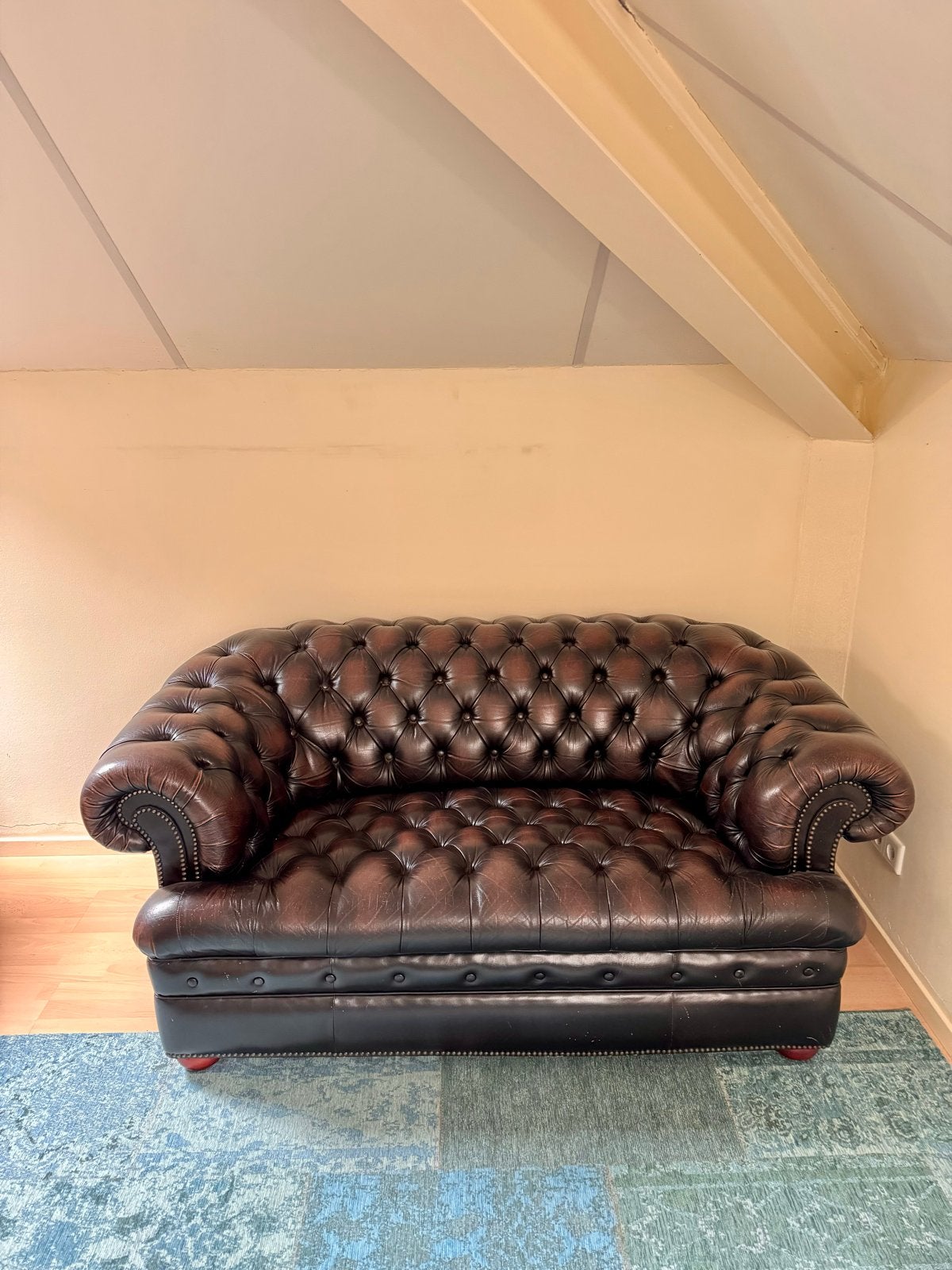 Luxe Chesterfield 2-zitsbank in bruin leer, Huis en Inrichting, Banken | Bankstellen, Ophalen, Gebruikt, 150 tot 200 cm, Tweepersoons
