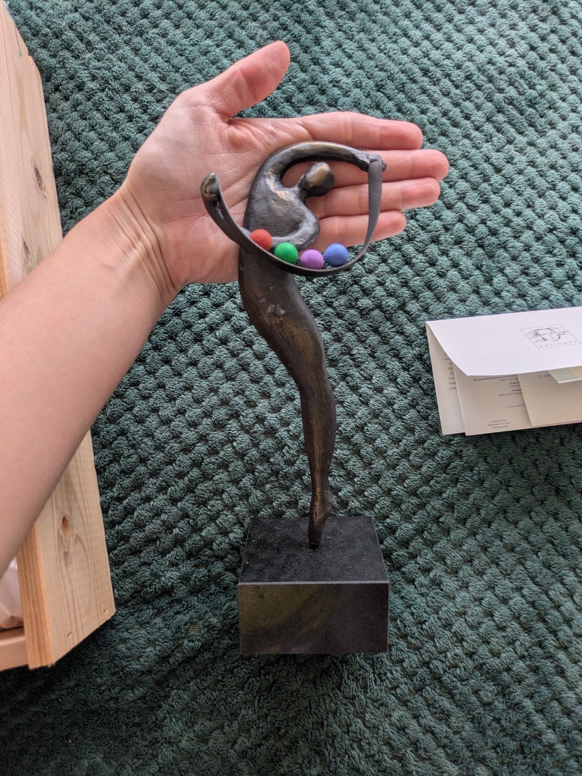 Bronzen beeldje 'Danseres met ballen' van Artihove, Antiek en Kunst, Ophalen, Minder dan 20 cm, Brons, Op sokkel