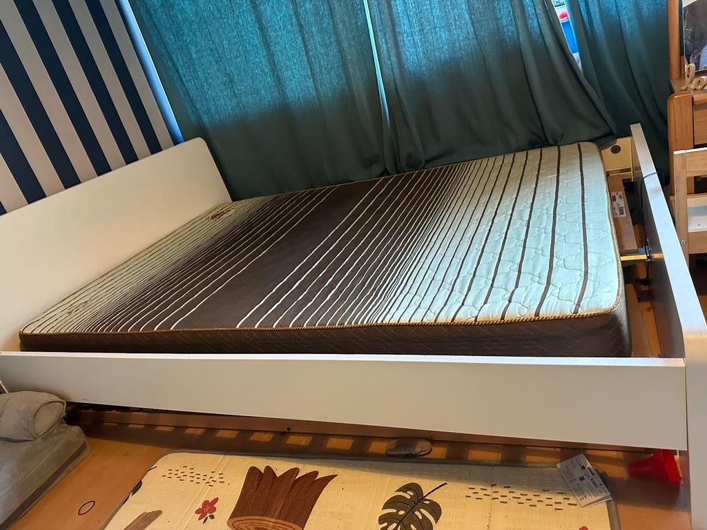 Twijfelaar bed met matras grijze mattas hoort erbij., Huis en Inrichting, Slaapkamer | Bedden, Ophalen, Verstelbaar, Wit, 140 cm