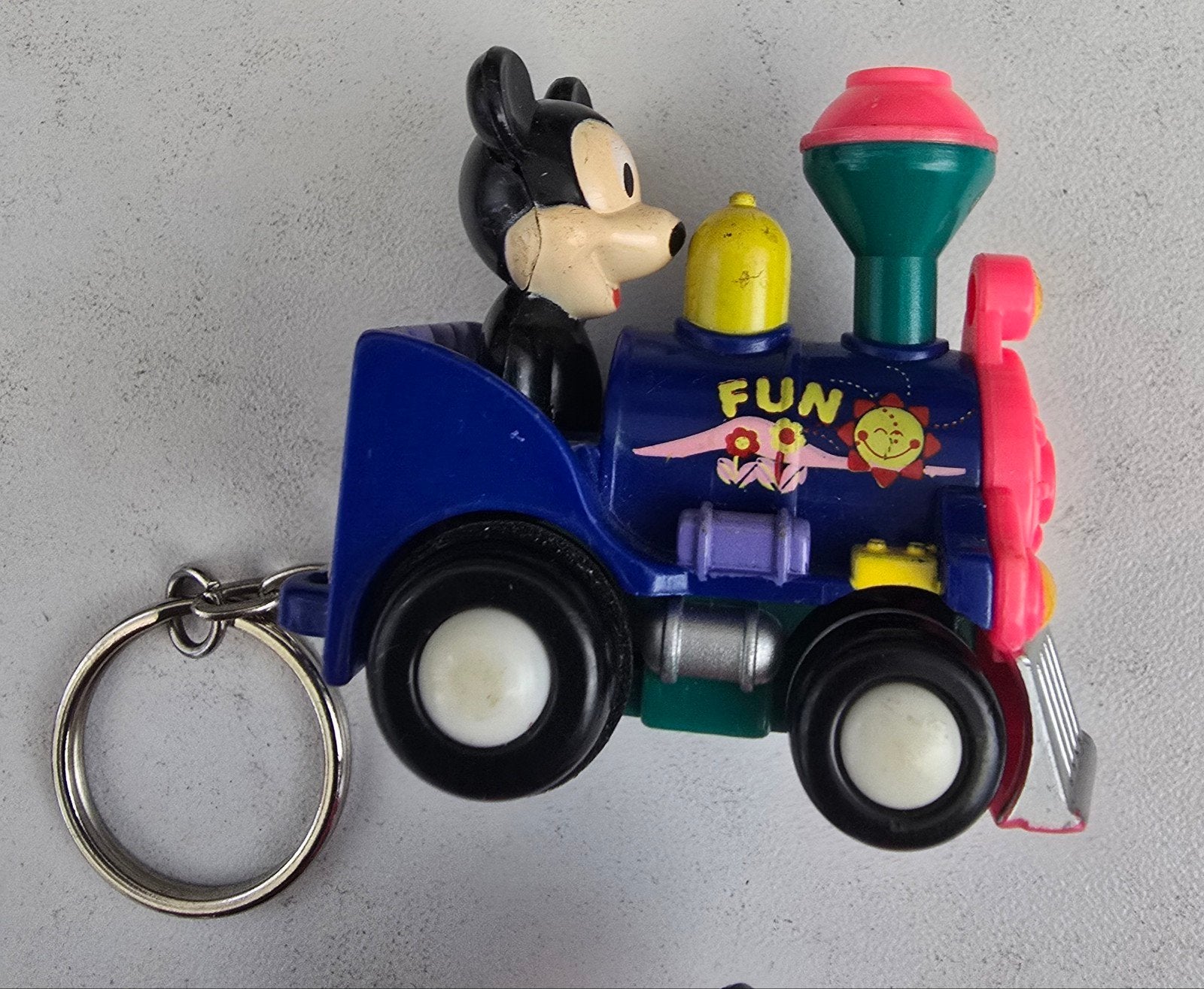 Vintage Mickey Mouse Trein Sleutelhanger - Disney Fun, Ophalen of Verzenden, Gebruikt, Knuffel of Figuurtje