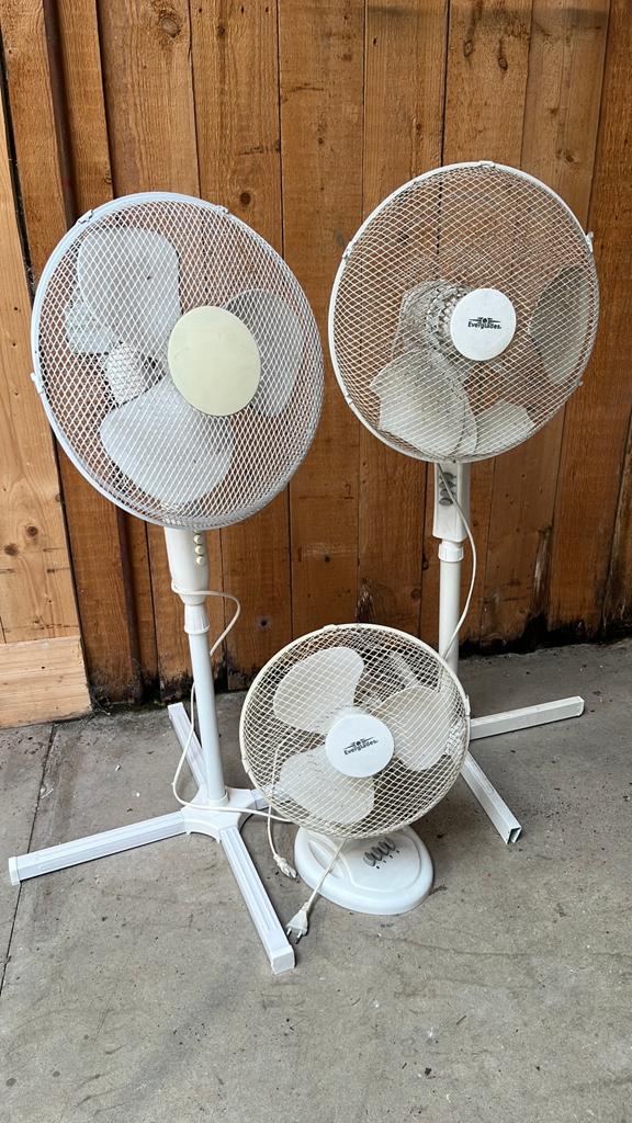 3 Ventilatoren - 2 Statiefventilatoren, 1 Tafelventilator, Witgoed en Apparatuur, Ventilatoren, Gebruikt, Statiefventilator, Ophalen