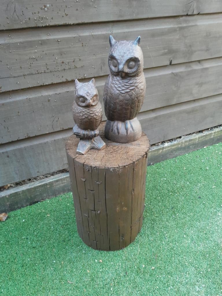 Set van 2 gietijzeren uilen beelden op houten sokkel, Tuin en Terras, Tuinbeelden, Ophalen, Zo goed als nieuw, Metaal, Dierenbeeld