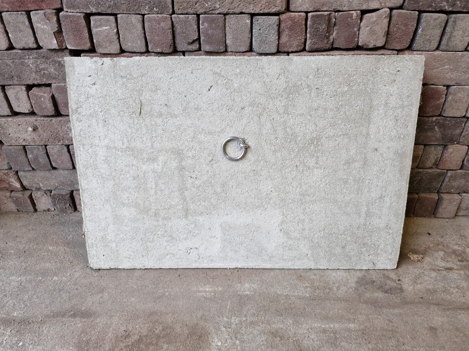 Nieuw betonnen putdeksel met hijsoog, Ophalen, Nieuw