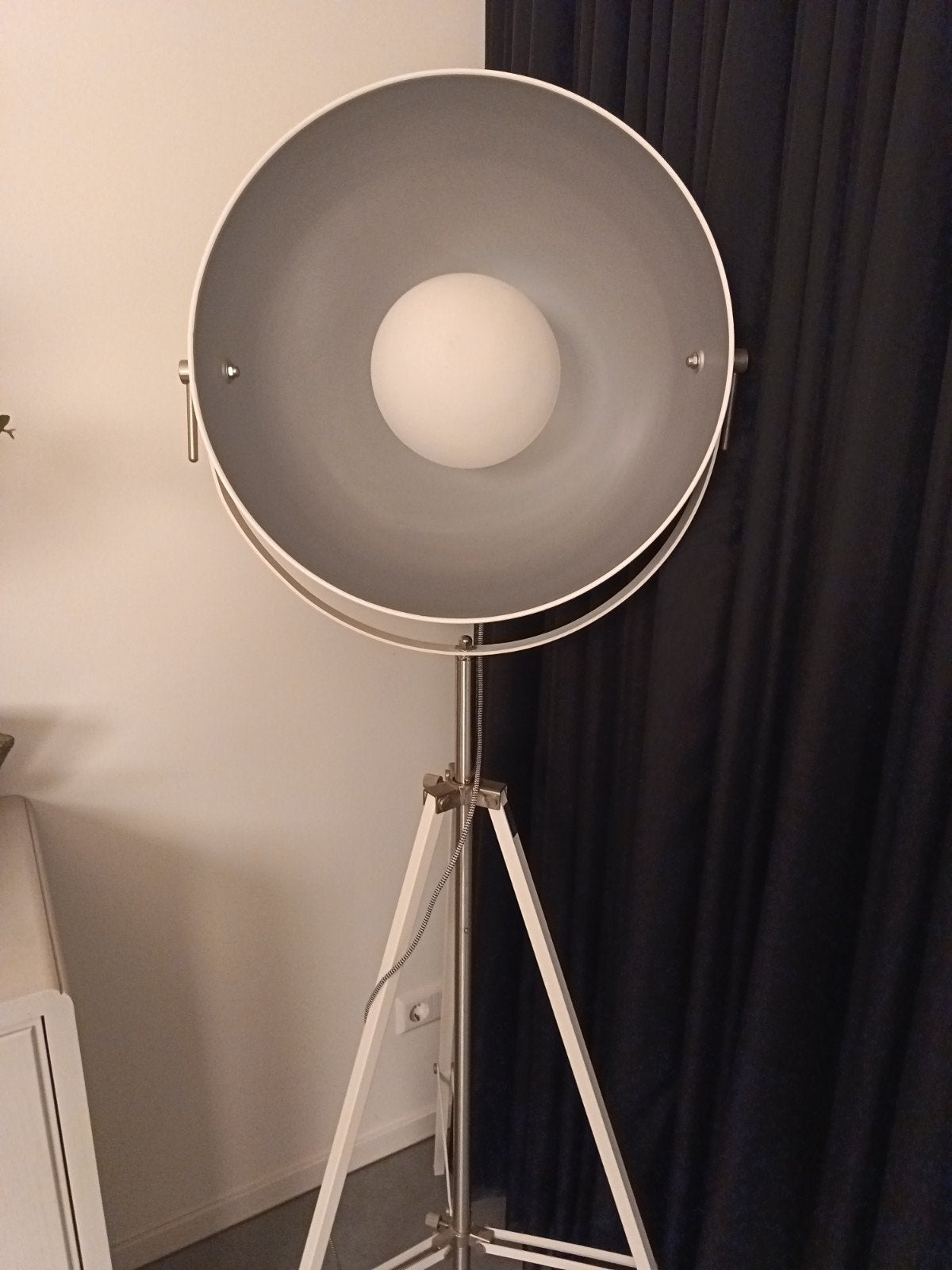 Moderne vloerlamp met statief - Wit/Zilver, Ophalen, E27 (groot), Zo goed als nieuw, Metaal