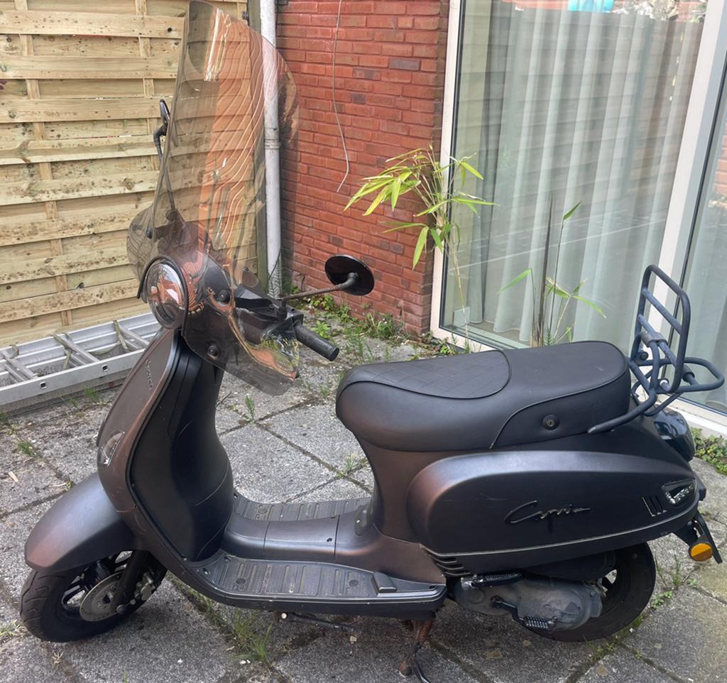 Santini Capri Snorscooter 25km/u – Mat Zwart – 3000km – 2021, Fietsen en Brommers, Snorfietsen en Snorscooters, Zo goed als nieuw
