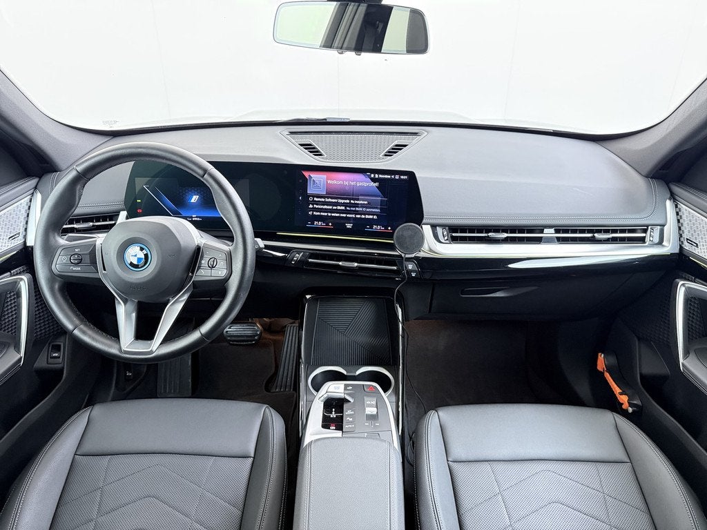 BMW iX1 xDrive30 313PK 4WD M-Pack Launch Edition SOH 100% Le, Auto's, BMW, Automaat, Gebruikt, Zwart, 24 min
