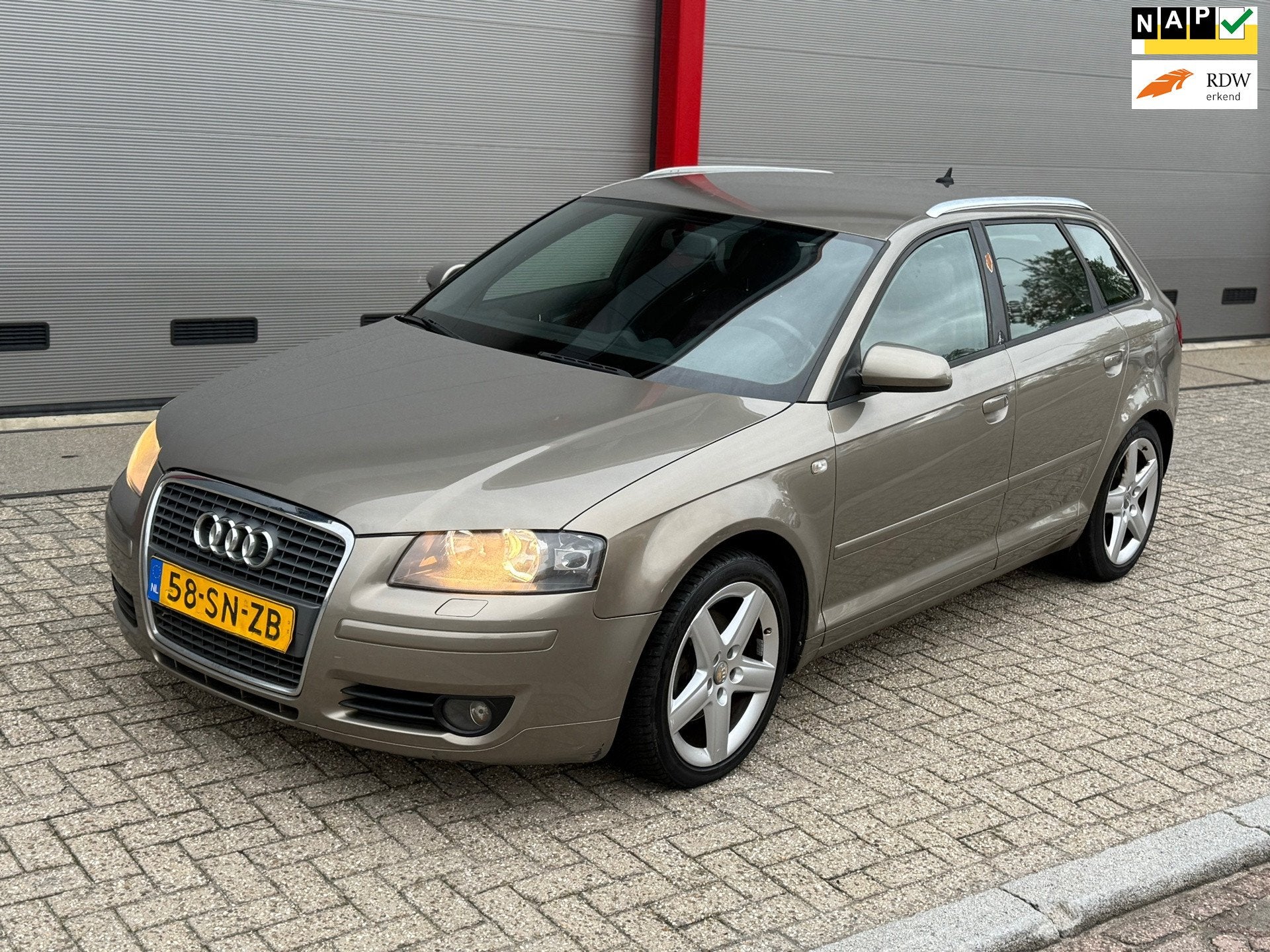 Audi A3 Sportback 2.0 FSI Ambition, Auto's, Gebruikt, 4 cilinders, Beige, Origineel Nederlands