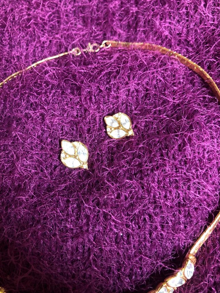 Monet choker ketting en oorstekers, Sieraden, Tassen en Uiterlijk, Overige materialen, Gebruikt, Ophalen of Verzenden, Goud