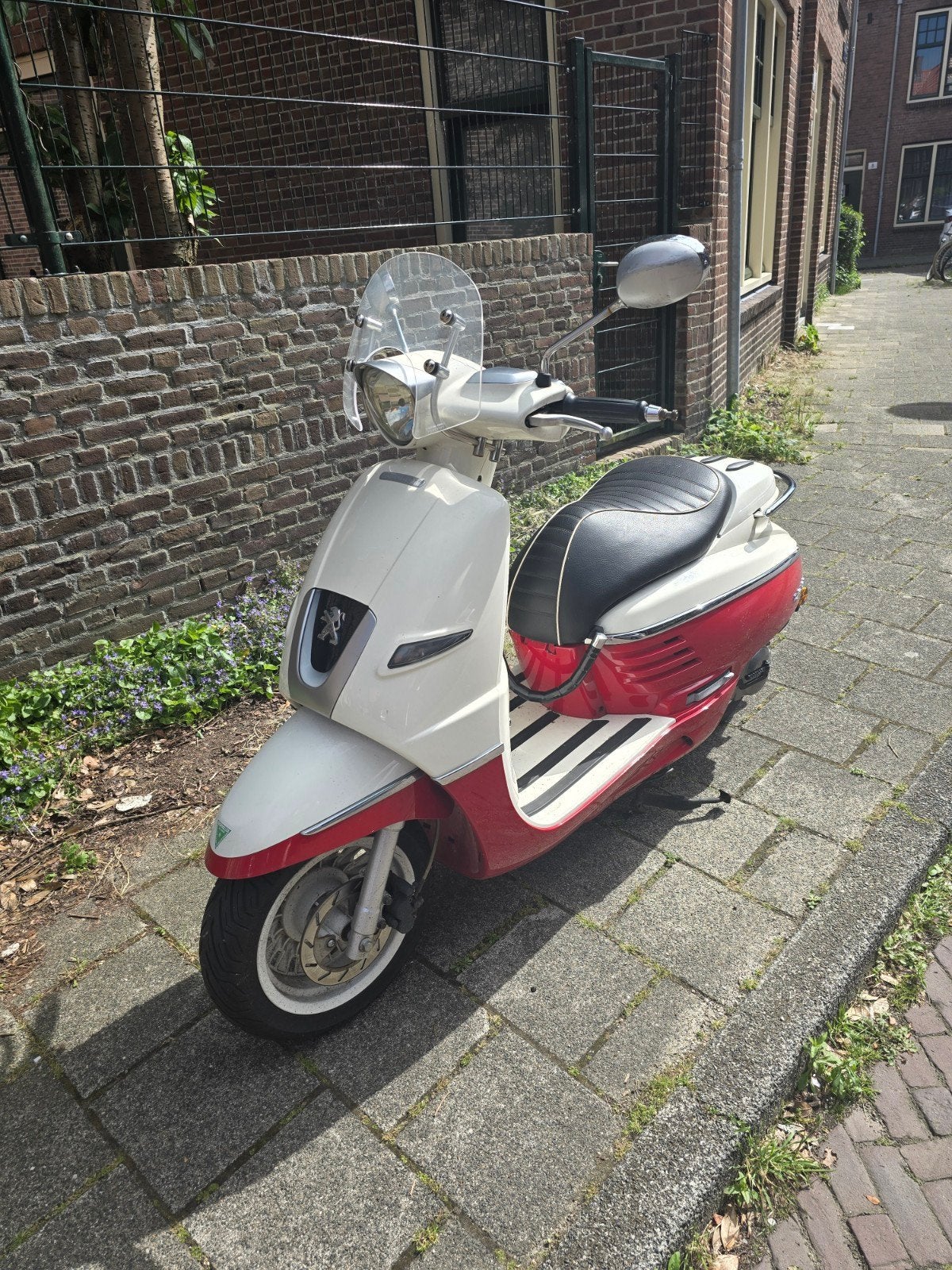 Peugeot Django 2017 well-maintained drives perfectly., Fietsen en Brommers, Snorfietsen en Snorscooters, Gebruikt, Peugeot, Benzine