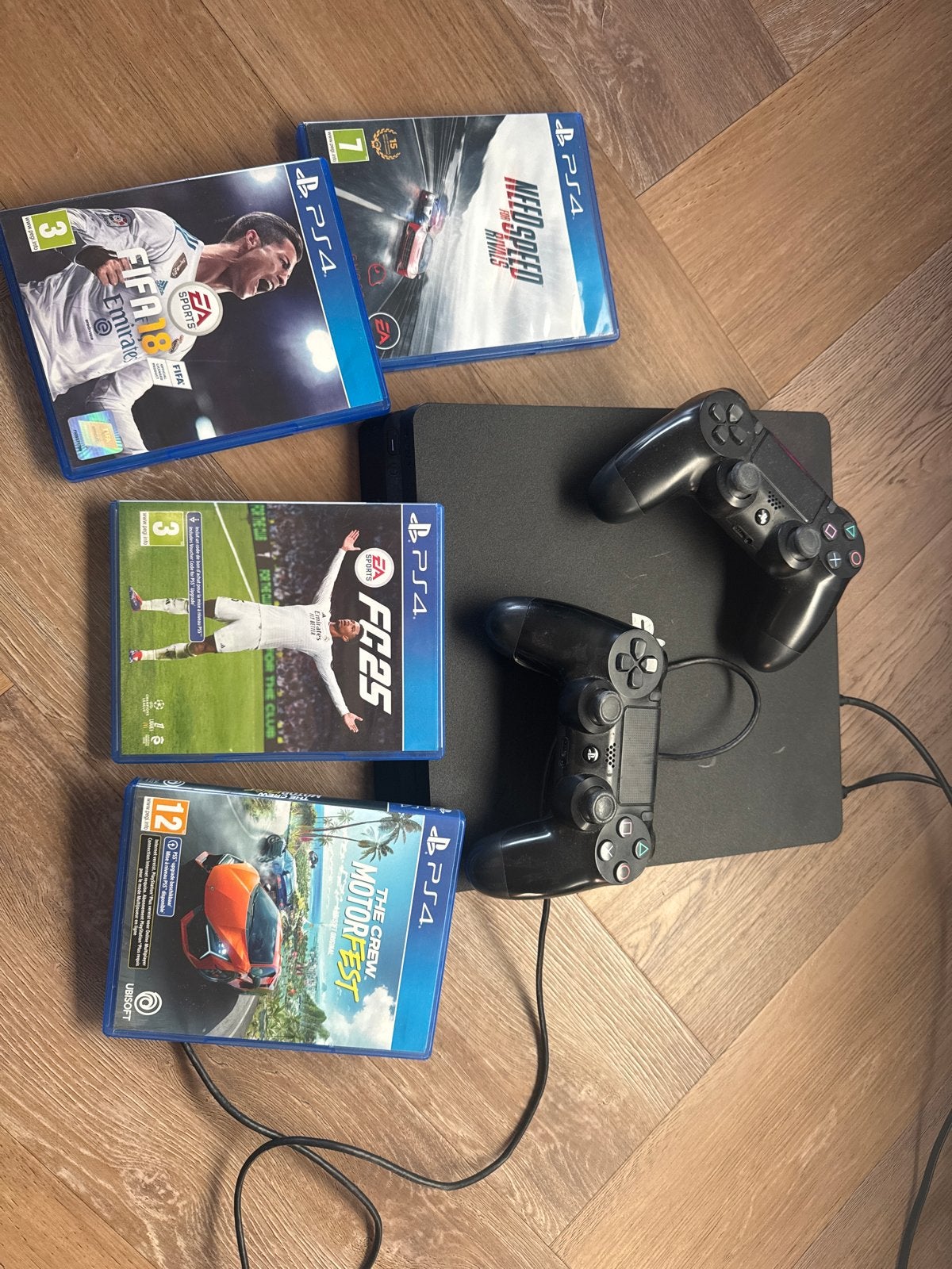 PS4 Slim met 2 controllers en 4 games, Ophalen, Gebruikt, 2 spelers, Eén computer