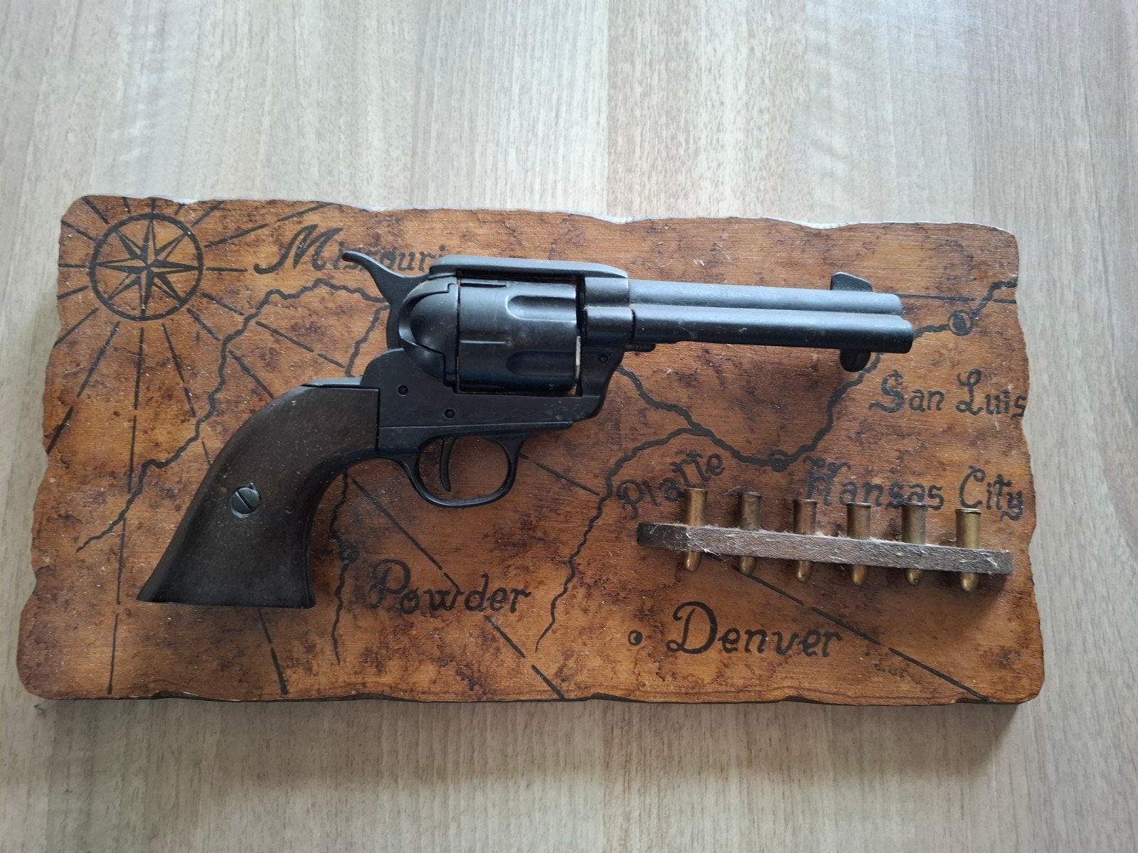 Decoratieve Western Revolver op Houten Plaque, Ophalen of Verzenden, Gebruikt