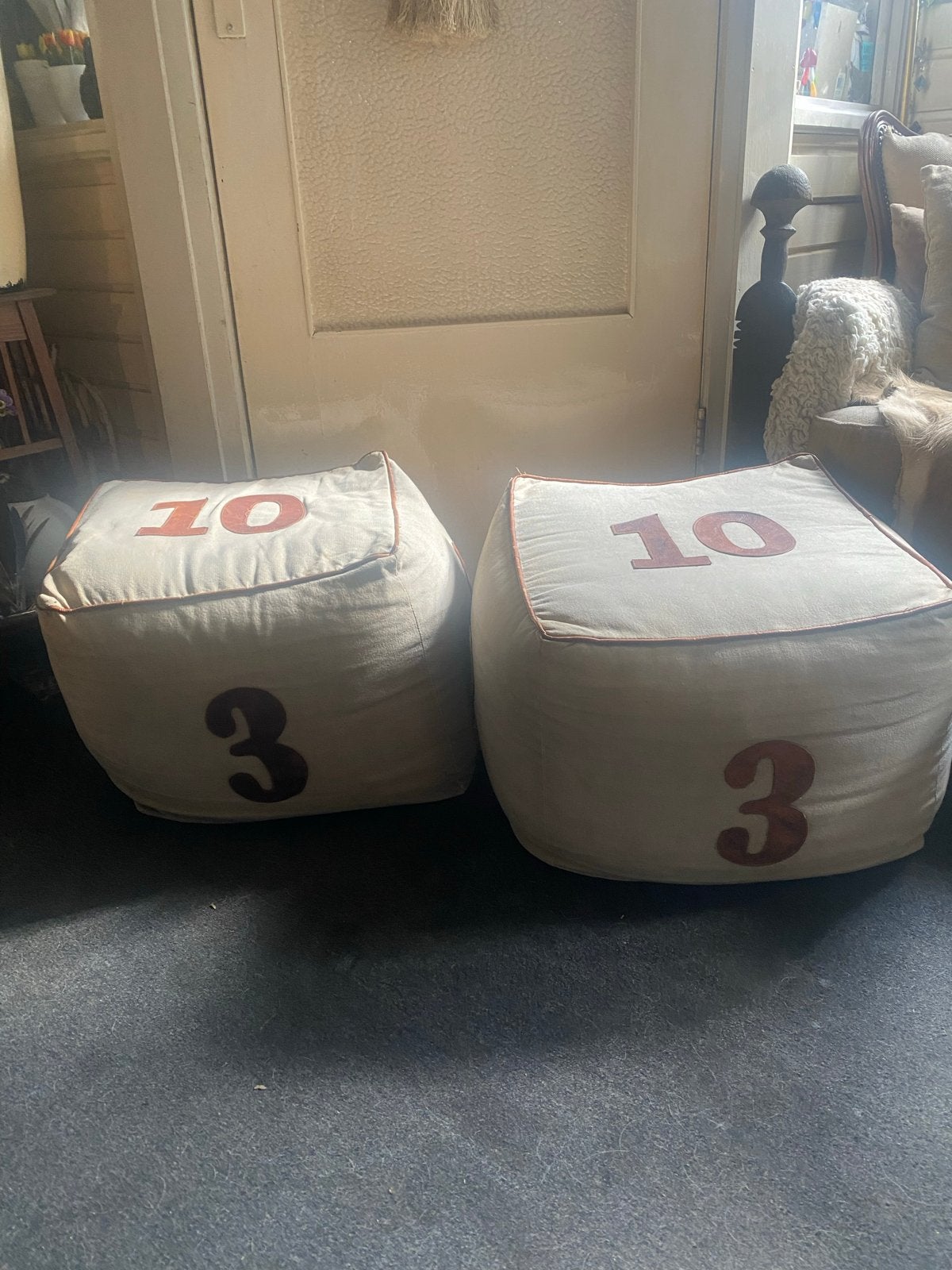 Riverdale poefen met cijfers en letters (set van 2), Huis en Inrichting, Woonaccessoires | Overige, Gebruikt, Beige, Ophalen of Verzenden
