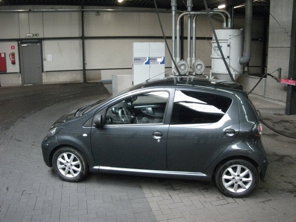 Toyota Aygo 1.0 12V Vvt-i 5DRS 2011 Donkergrijs Airco, Auto's, Toyota, Voorwielaandrijving, Euro 5, Stof, 68 pk