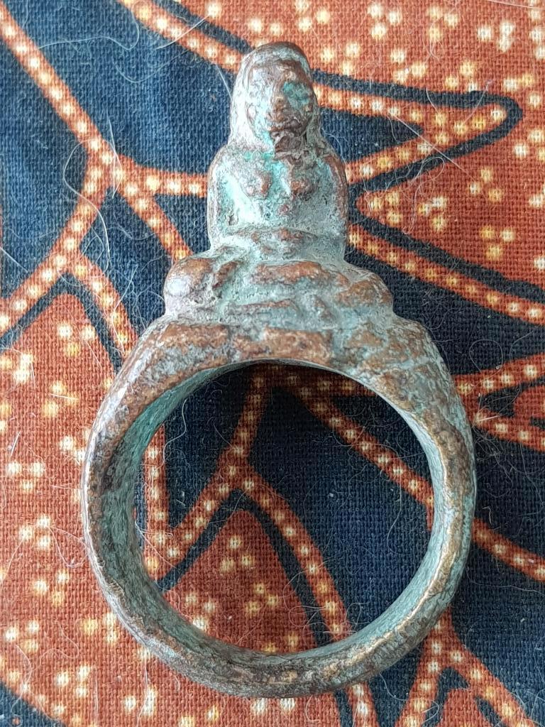 Mooie antieke Oosterse ring met Boeddha van brons 4,3 cm.