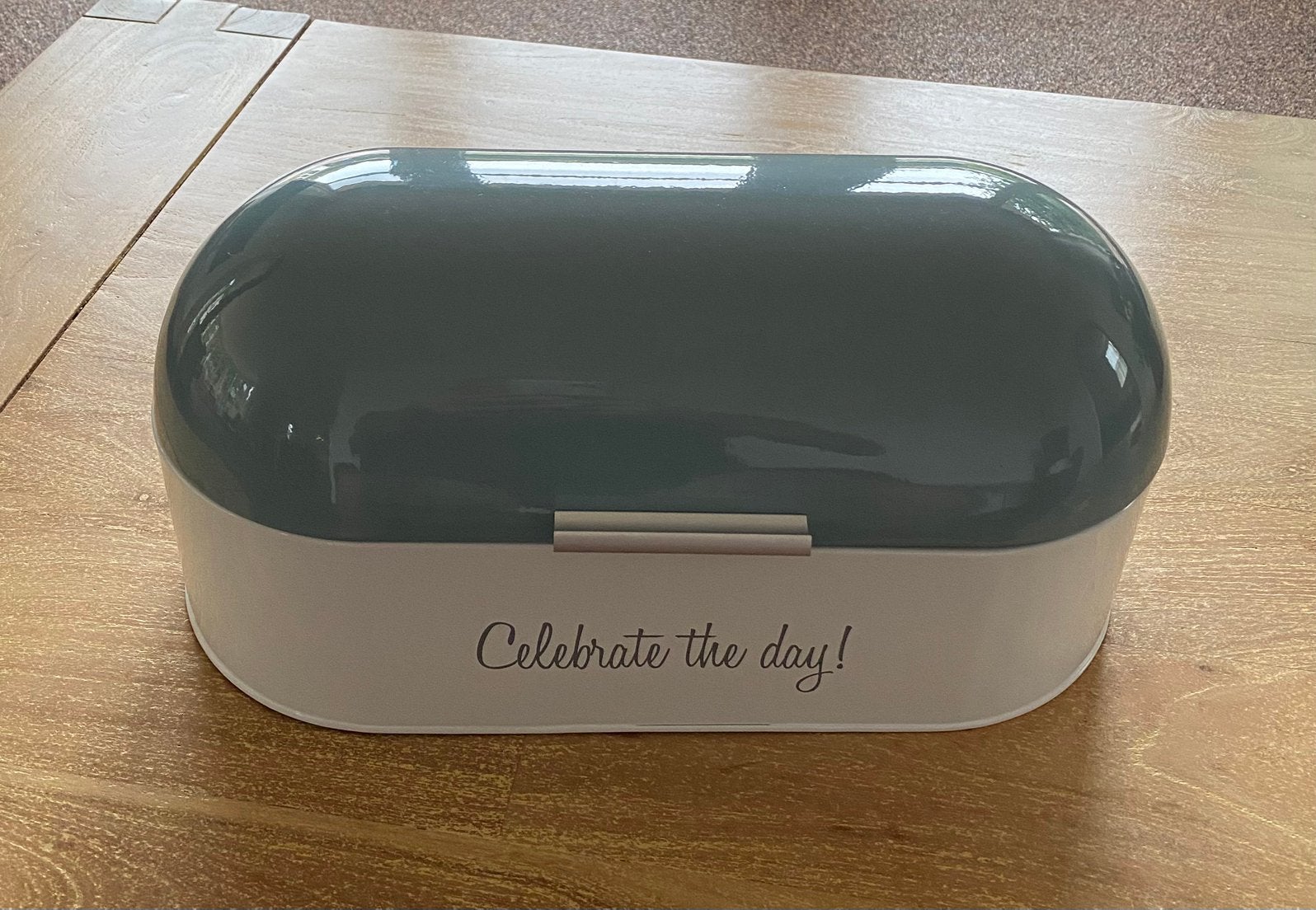 Broodtrommel grijs/wit met tekst 'Celebrate the day!', Nieuw, Ophalen of Verzenden, Metaal, Broodtrommel