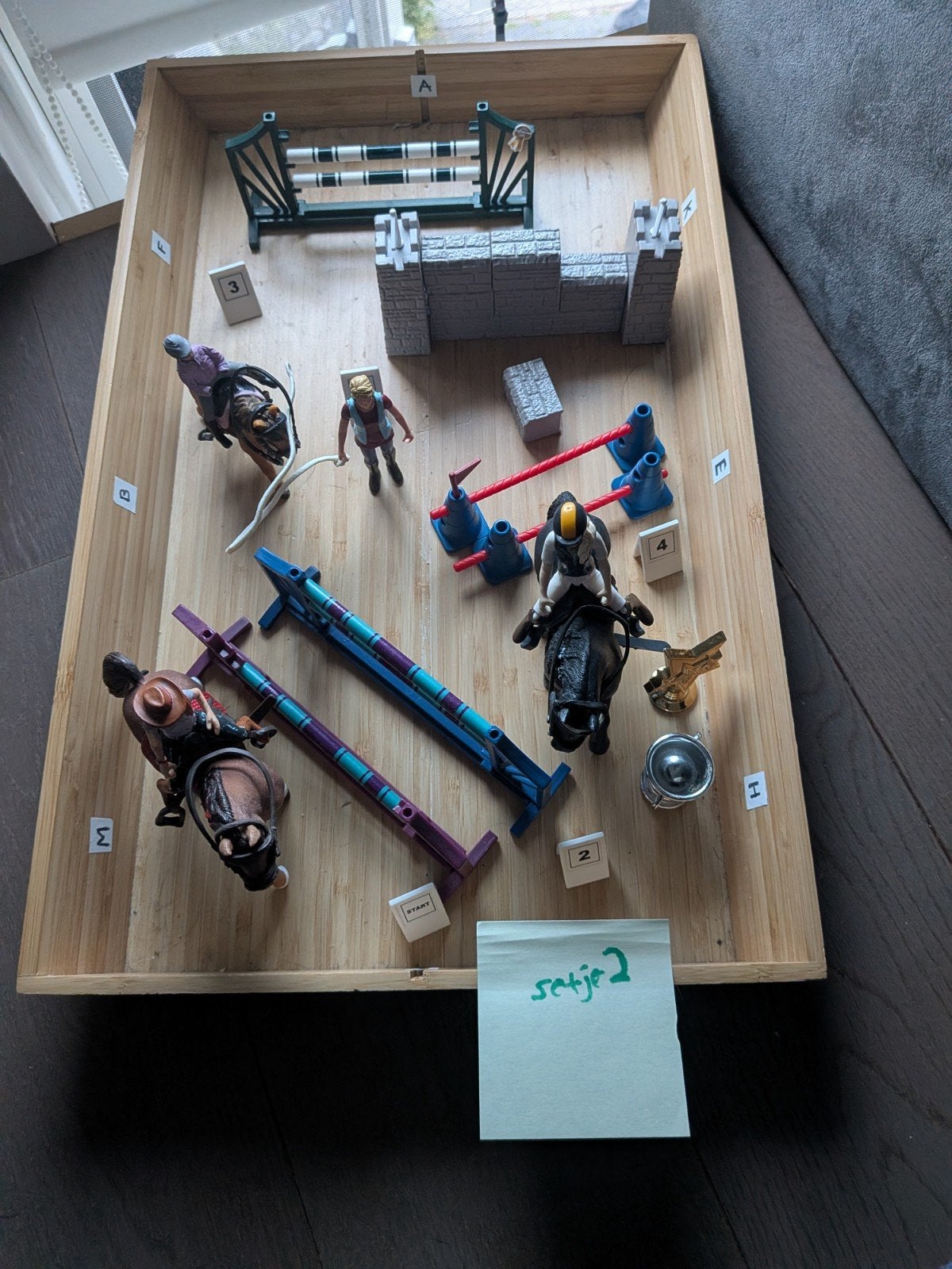 Schleich paarden en ruiters met hindernissen en accessoires, Ophalen of Verzenden, Gebruikt