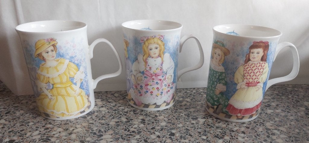 drie 3 mokken bekers Treasured Dolls Poppen Roy Kirkham, Gebruikt, Overige merken, Overige stijlen, Porselein