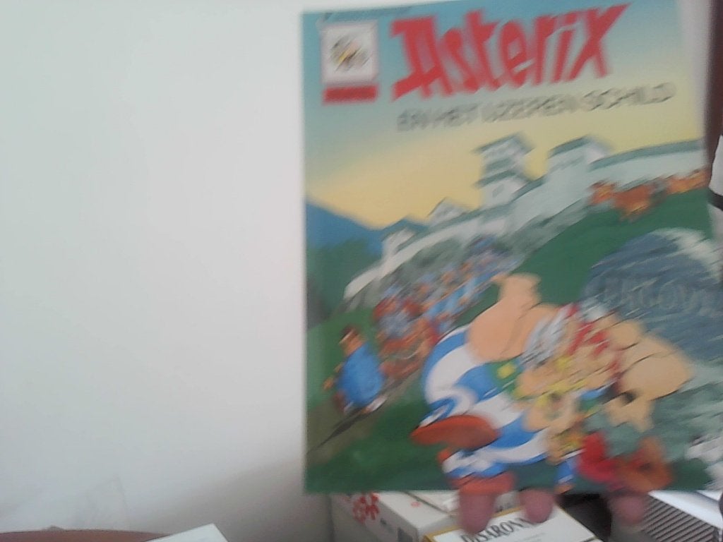 asterix nr 2 asterix en het ijzeren schild dargaud uit 1976, Boeken, Stripboeken, Eén stripboek, Ophalen of Verzenden, Zo goed als nieuw