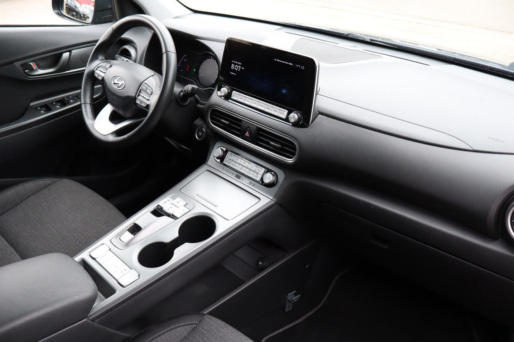 Hyundai KONA EV Comfort 64 kWh Soh 100%! Dealeronderhouden!, Auto's, Hyundai, 12 maanden, Stof, Gebruikt, Zwart