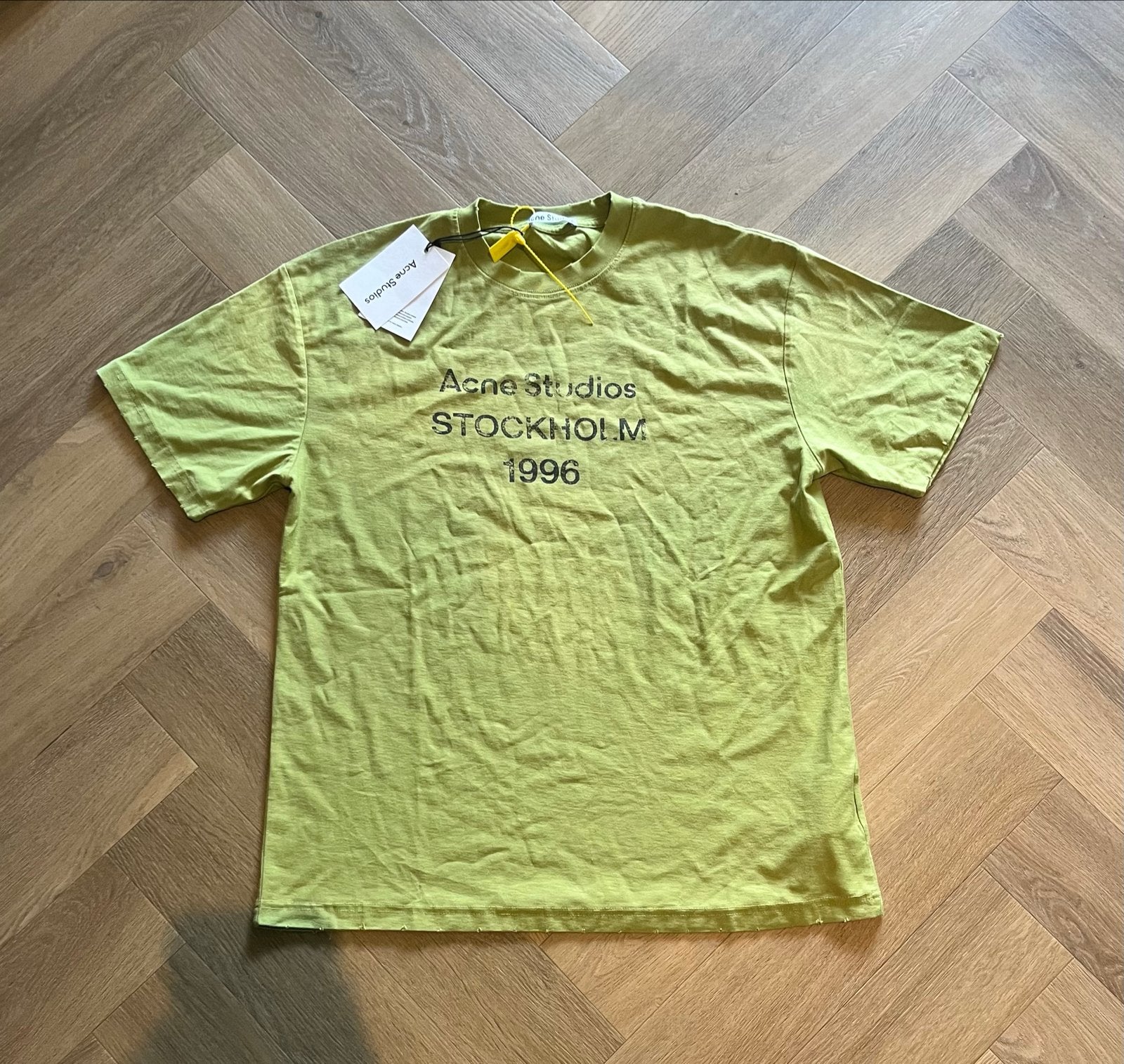 Acne Studios T-shirt Stockholm 1996 - Maat M, Verzenden, Nieuw, Maat 48/50 (M), Groen