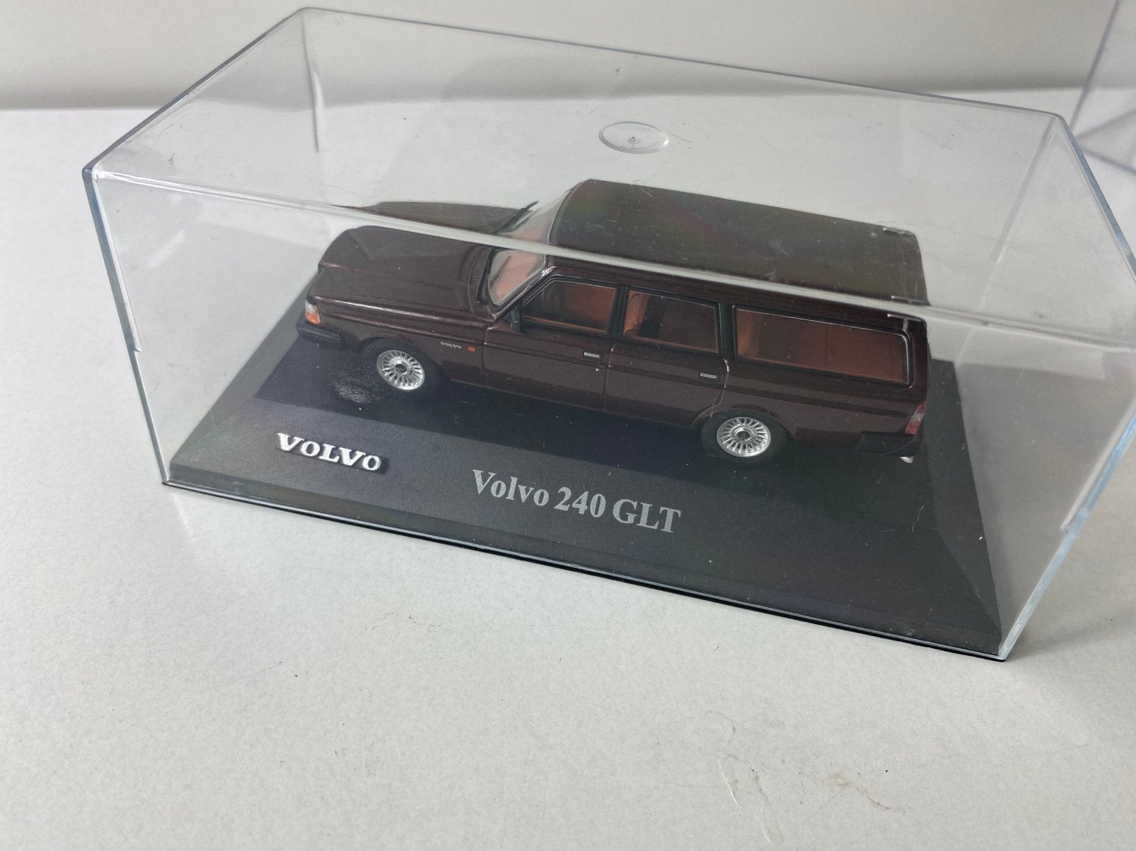 1:43 VOLVO 240 GLT-in vitrinebox, Ophalen of Verzenden, Nieuw, Auto, Overige merken