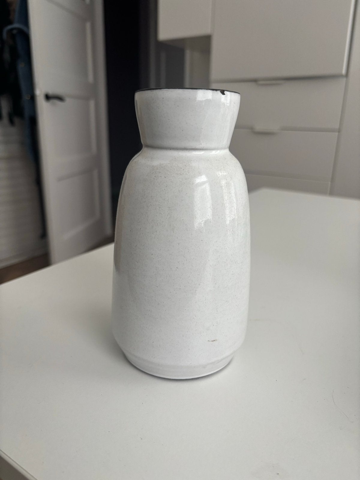 Witte keramische vintage vaas met smalle hals, Ophalen, Gebruikt, Met patroon/structuur, Wit