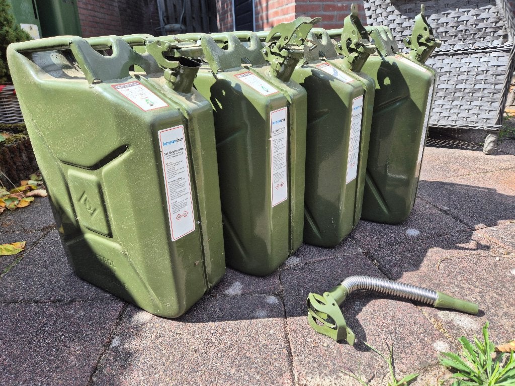 Stalen jerrycans, Ophalen