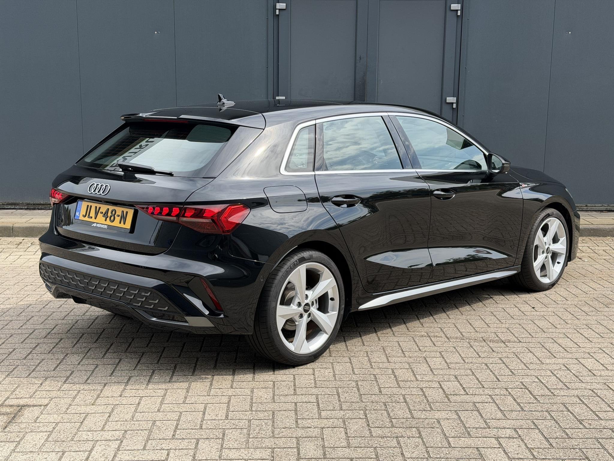 Audi A3 Sportback 35 TFSI S line Automaat / Panoramadak / SO, Auto's, Audi, Dealer onderhouden, 1300 kg, 4 cilinders, Zwart